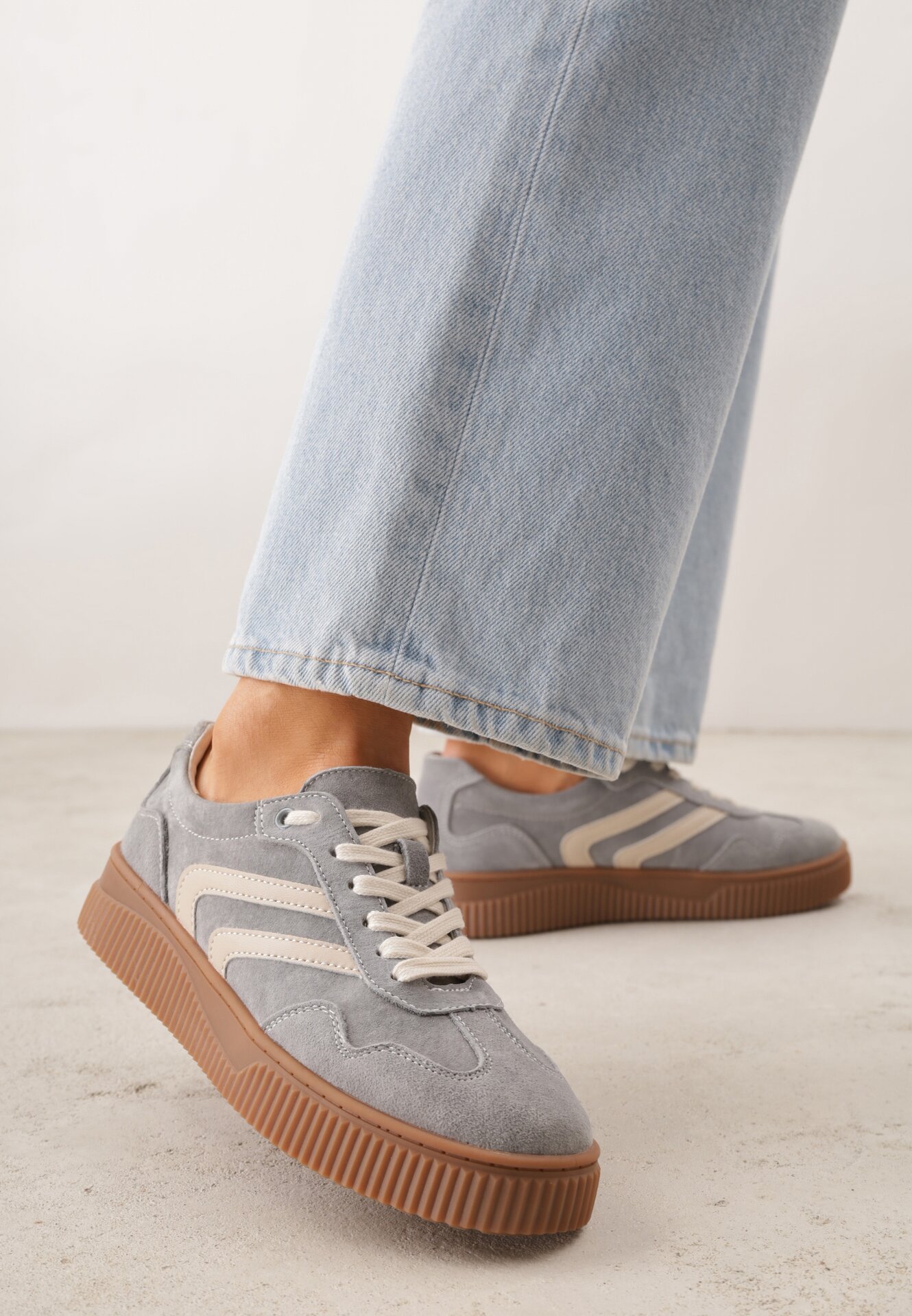 Sneakersy Gri închis din Piele întoarsă în Stilul Tenisilor Iconici cu Branț din Piele Berosele