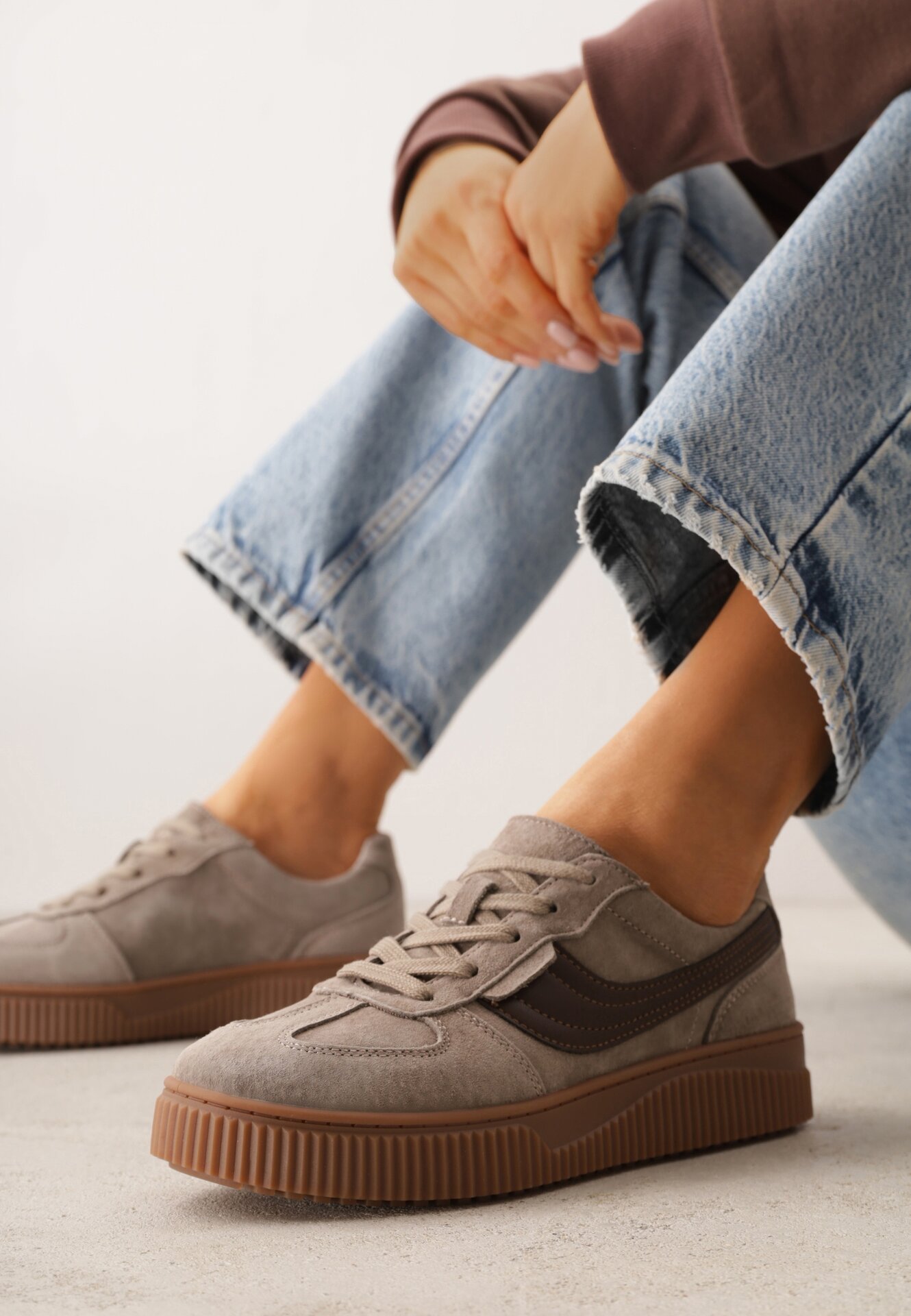 Sneakers bej din piele întoarsă în stil tenisi clasici cu branț din piele Riosera