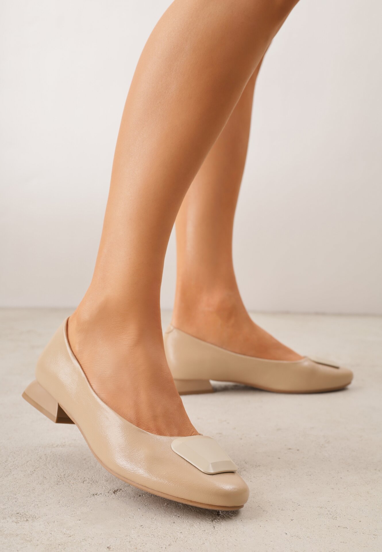 Pantofi tip pump bej cu toc mic cu aplicație elegantă și branț din piele Cezaline