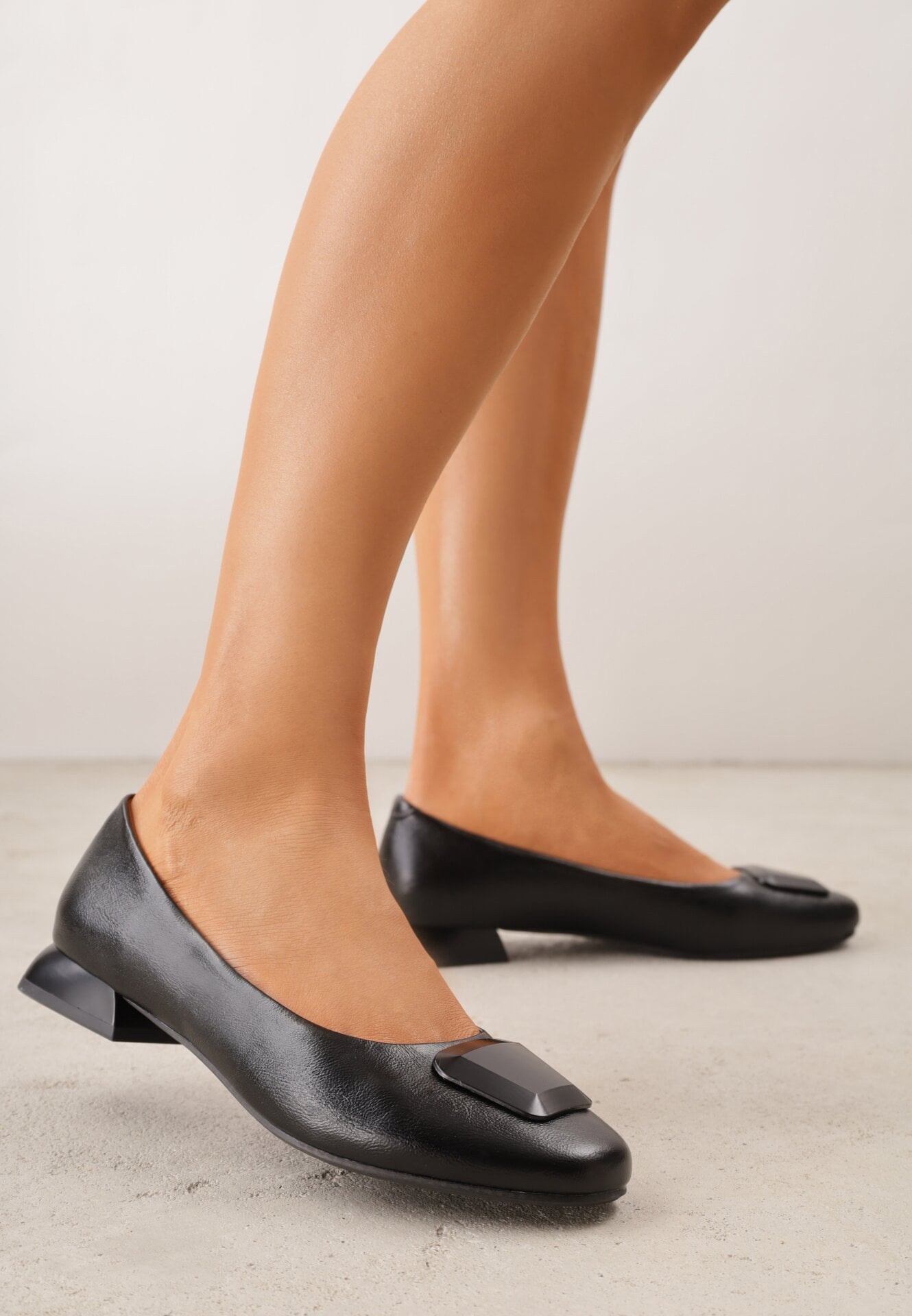 Pantofi cu toc negri cu toc jos cu aplicație elegantă și branț din piele Cezaline