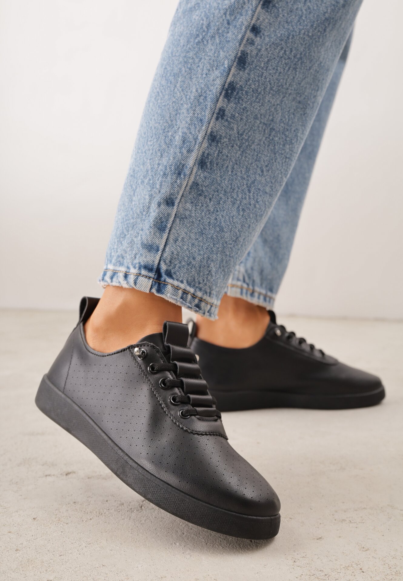 Tenisi Negre Fără șireturi cu Perforații și Talpă cu Profil Illanya