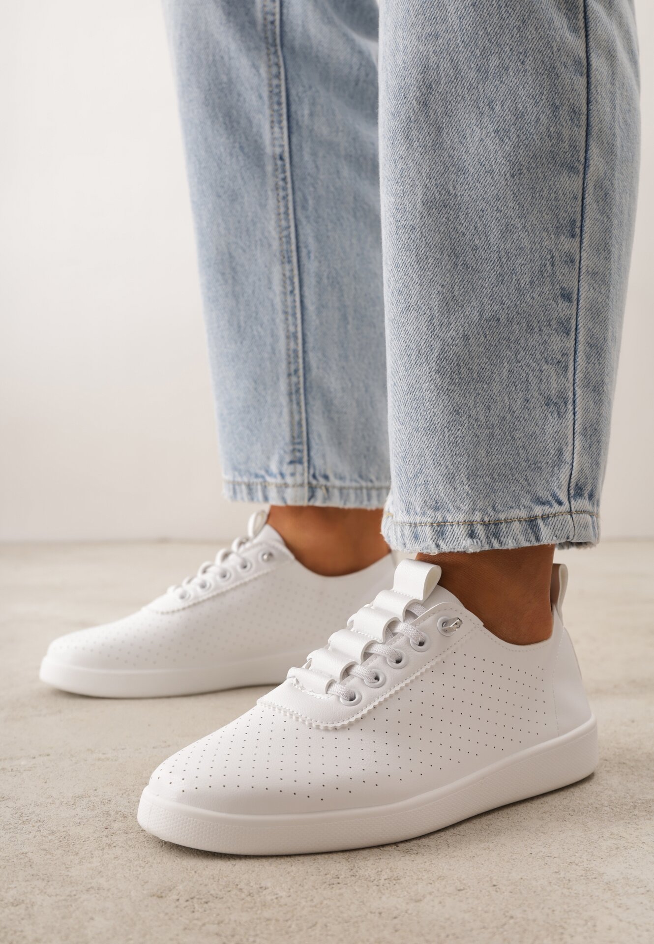 Tenisi Albi Slip-on cu Perforații și Talpă cu Profil Illanya