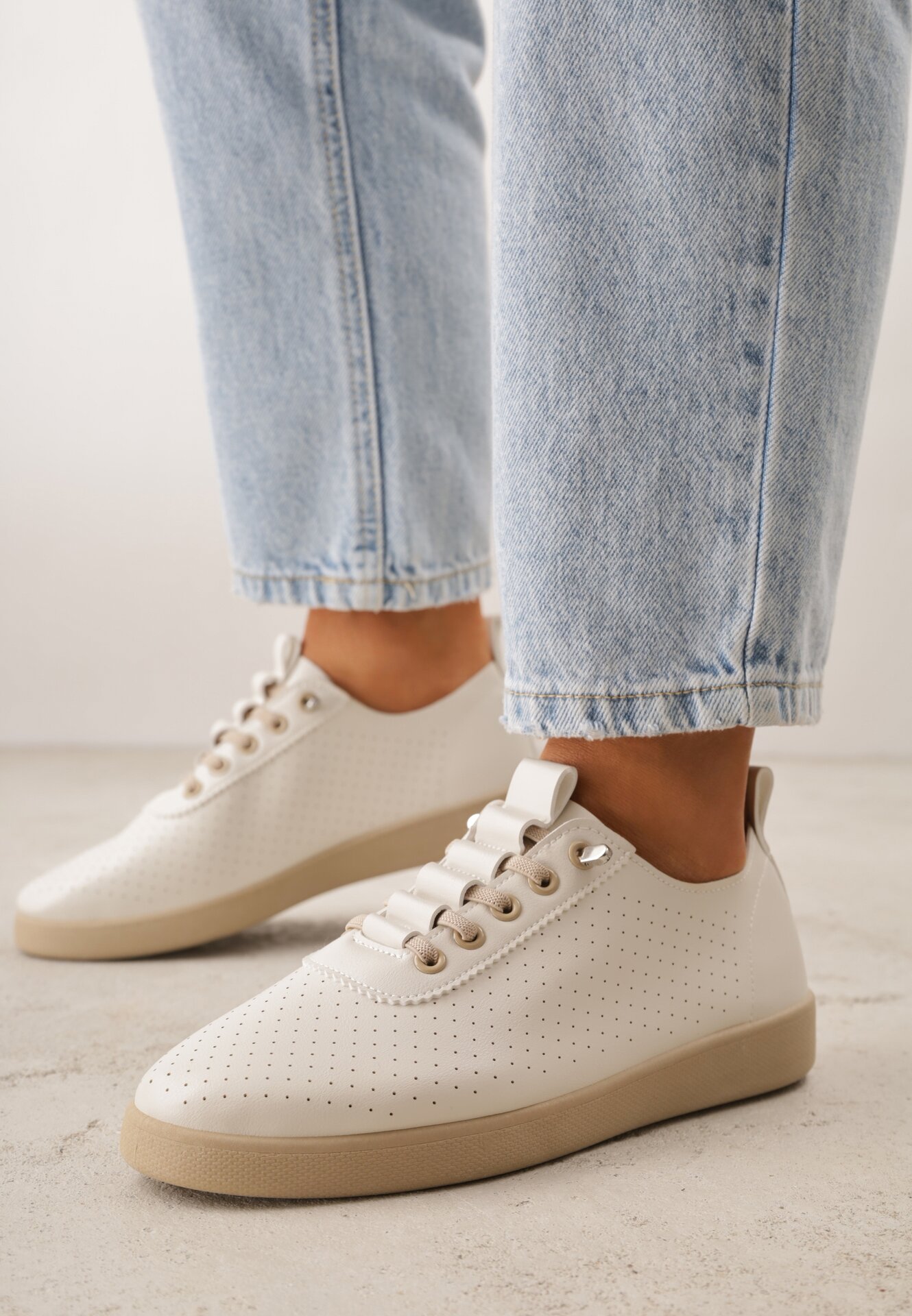 Tenisi Slip-on Bej cu Perforație și Talpă cu Striatii Illanya