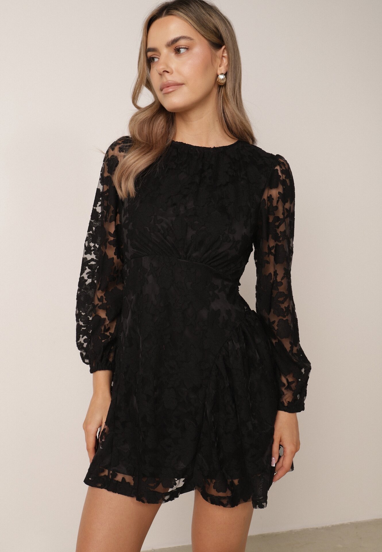 Rochie evazată din țesătură transparentă cu model floral Metobe Neagră