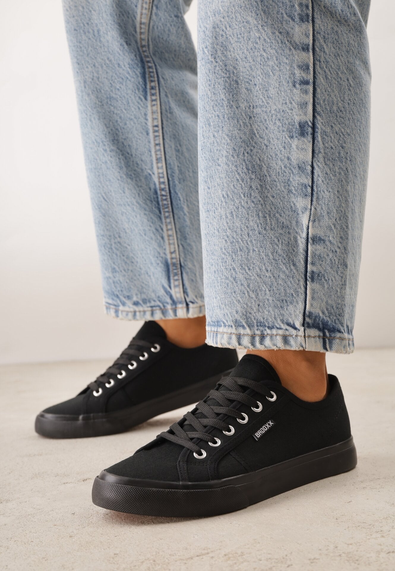 Adidași Negri Clasici în Stil Minimalist Aroadella