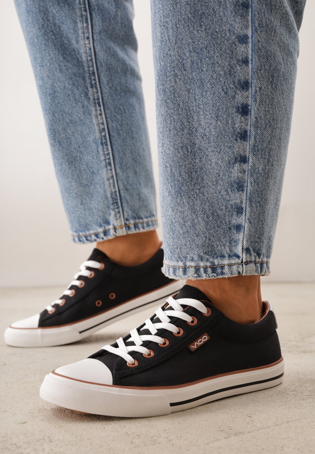 Teniși înalți Negri