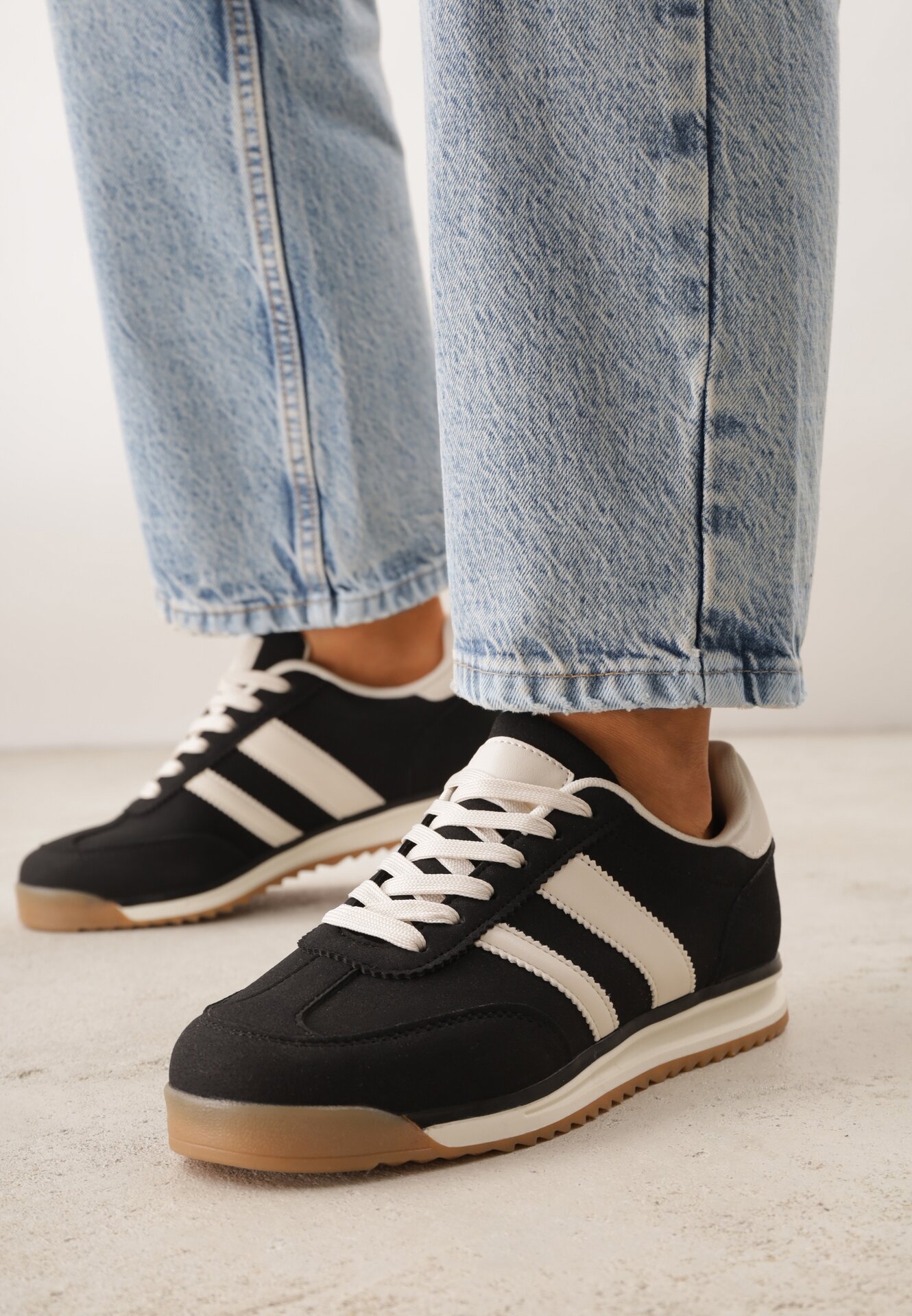 Sneakers Negri cu Două Benzi Evilirea