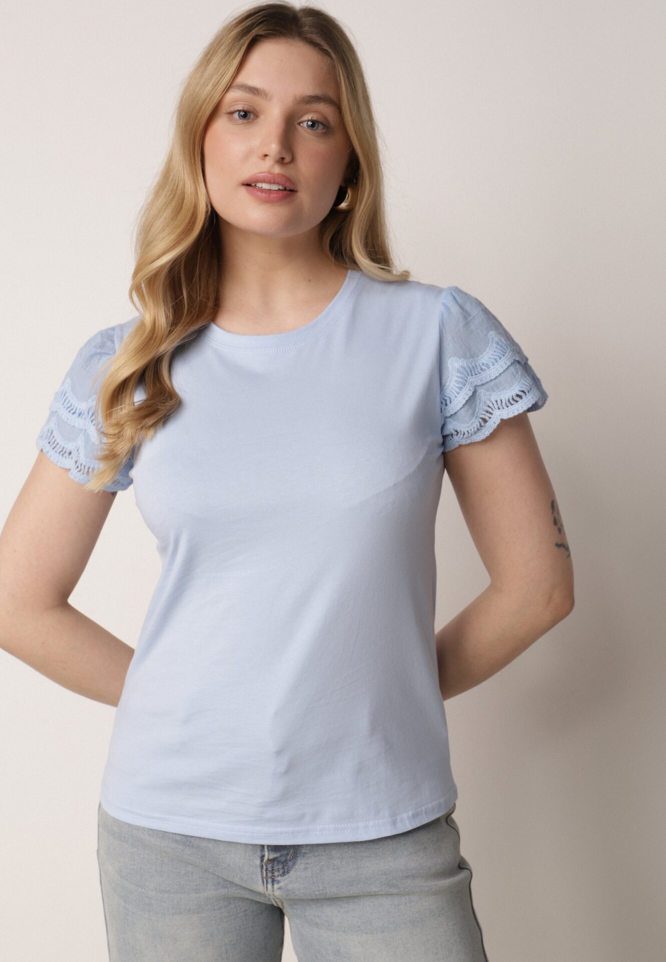 Tricou Albastru De Bumbac Cu Mâneci Din Dantelă Carilynore