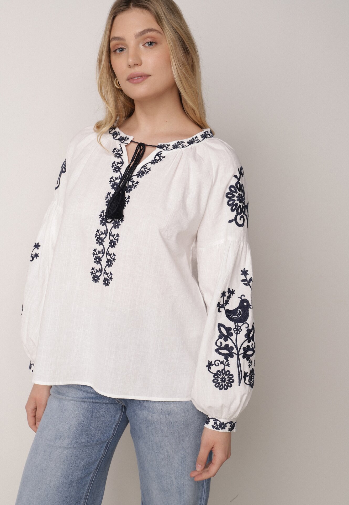 Bluză Albă din Bumbac Boho cu Broderie Decorativă și Șnur cu Ciucuri Lamegenia