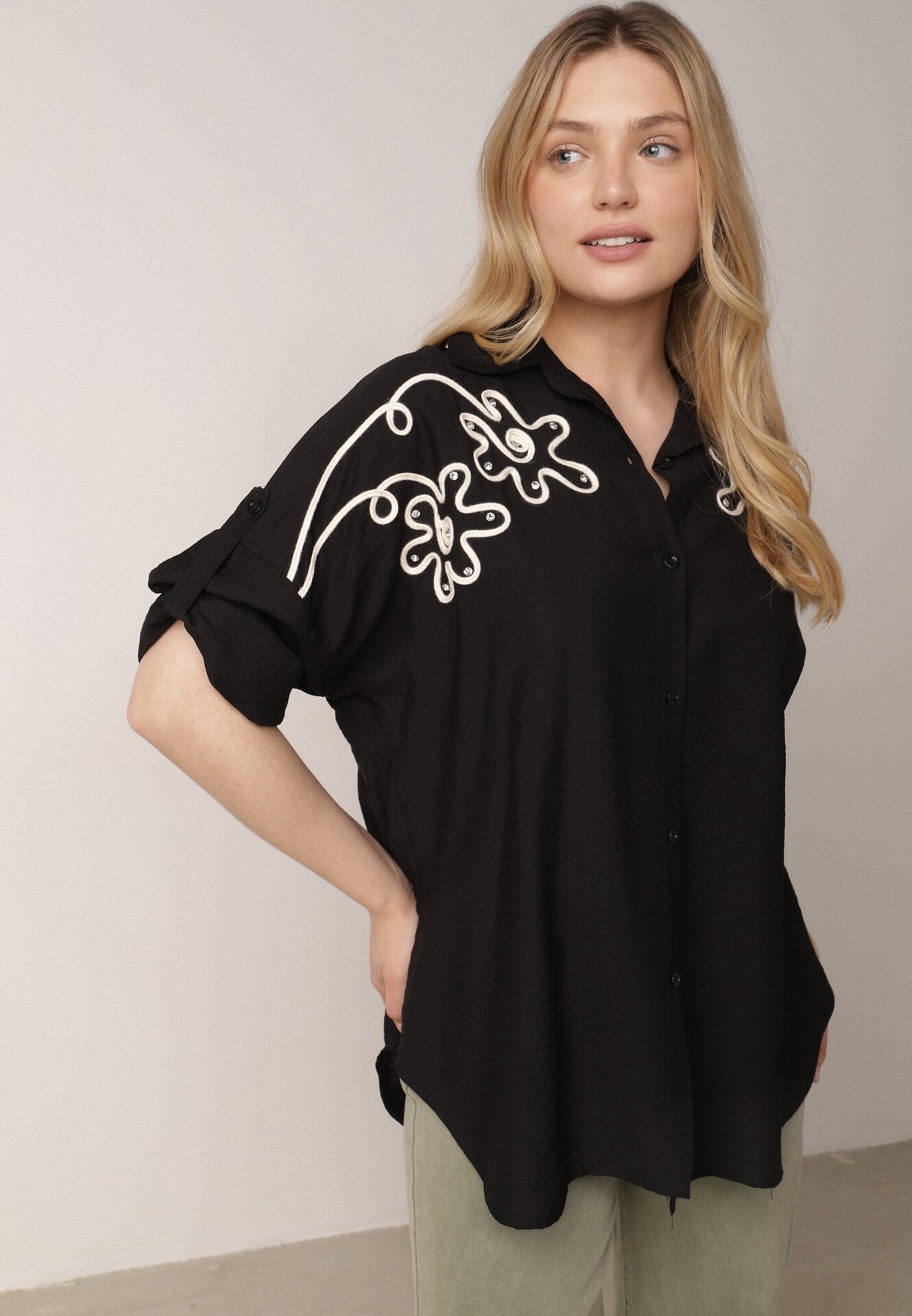 Cămașă Neagră tip liliac din Viscoză cu Broderie și Mâneci Ajustabile Jilyla