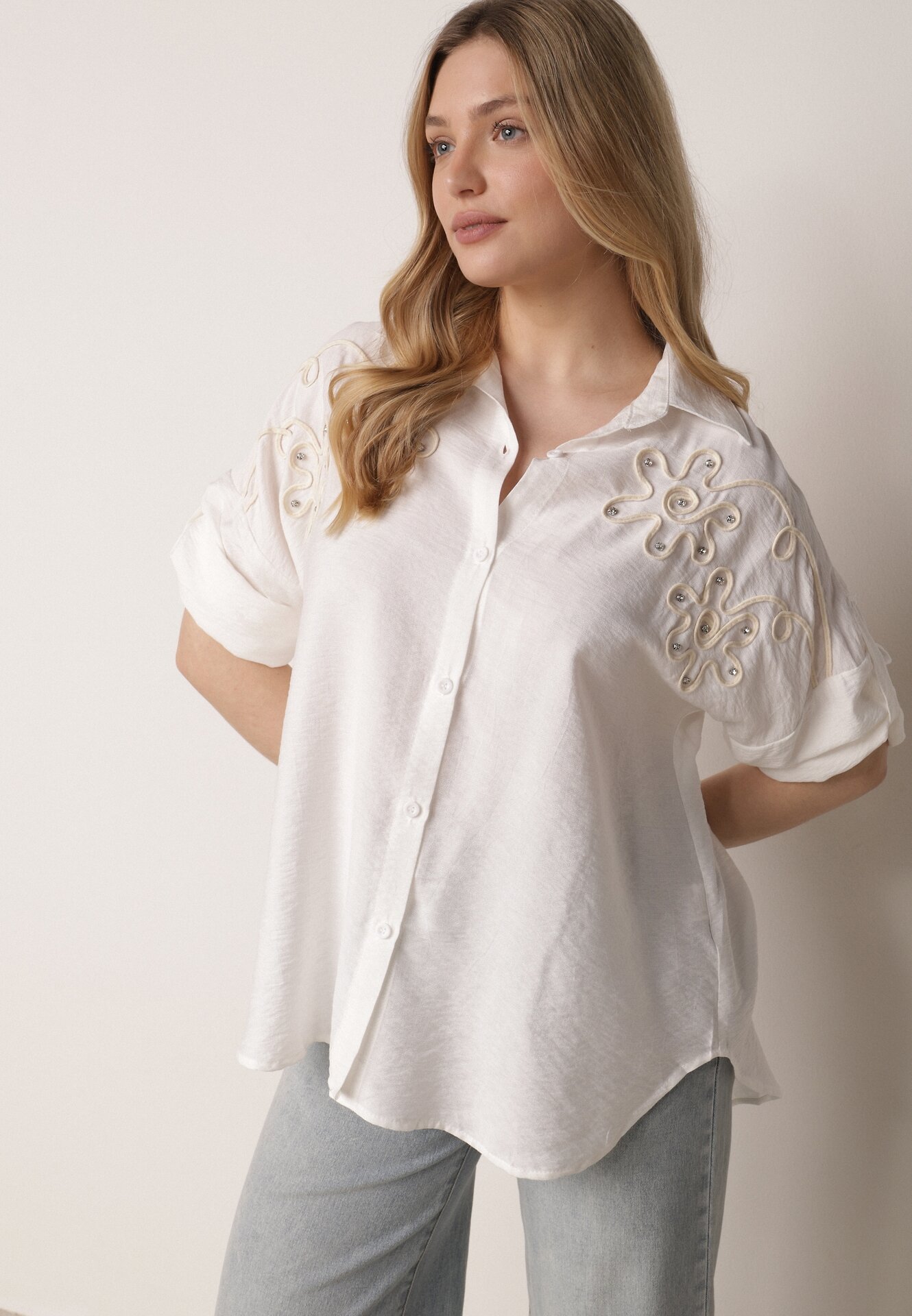 Cămașă Albă Tip Liliac din viscoză cu broderie și mâneci cu prindere Jilyla