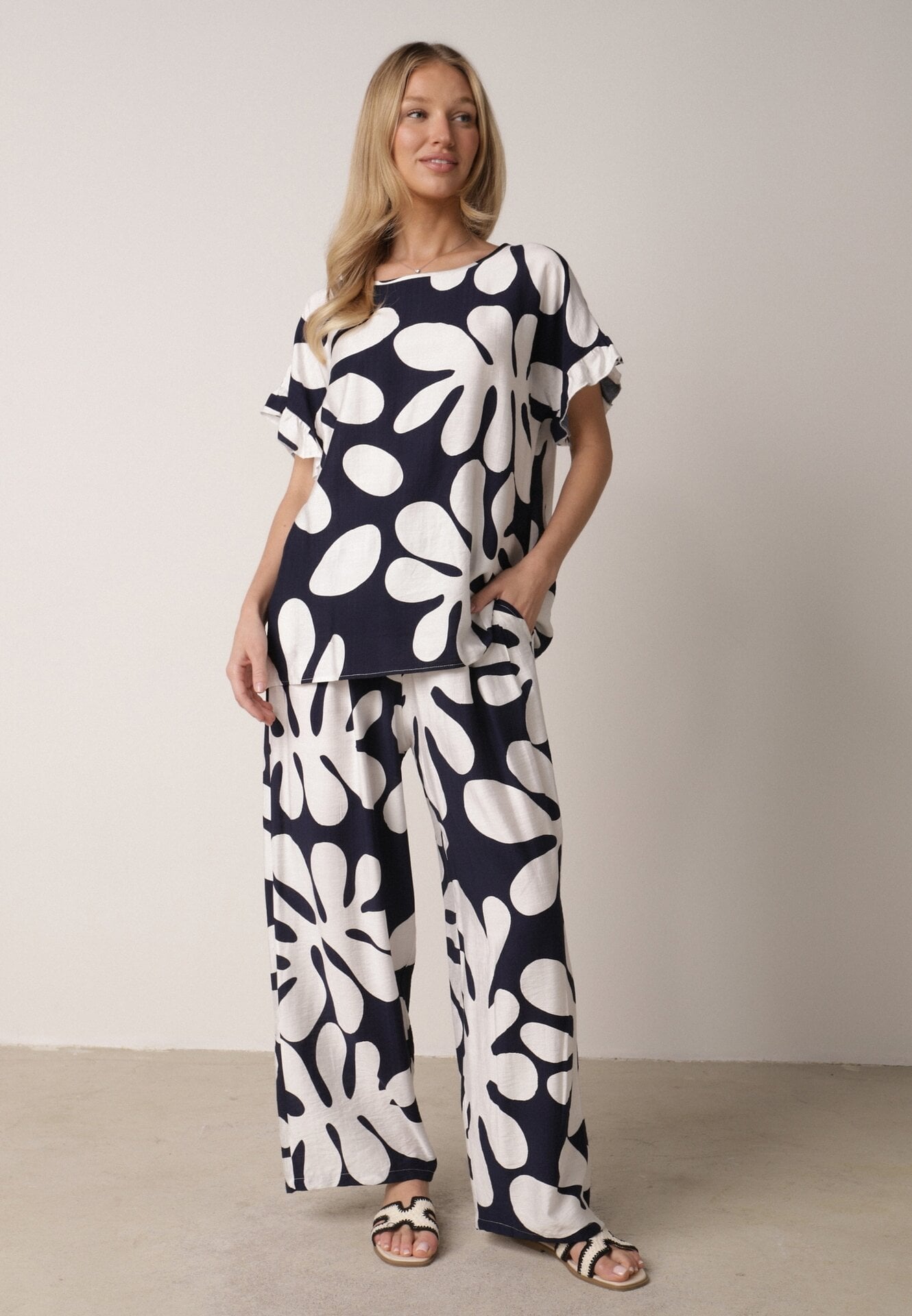 Set Albastru din Viscoză Bluză cu Volane și Pantaloni Largi cu Frunze Thalla