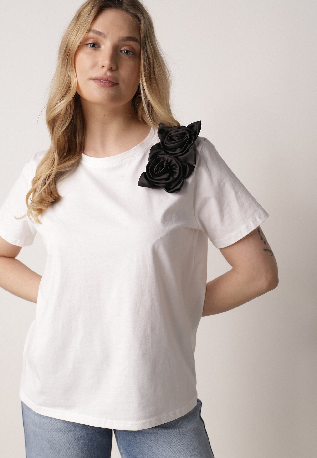 Tricou Clasic Alb-Negru din Bumbac Decorat cu Aplicație 3D în Formă de Flori Noebel