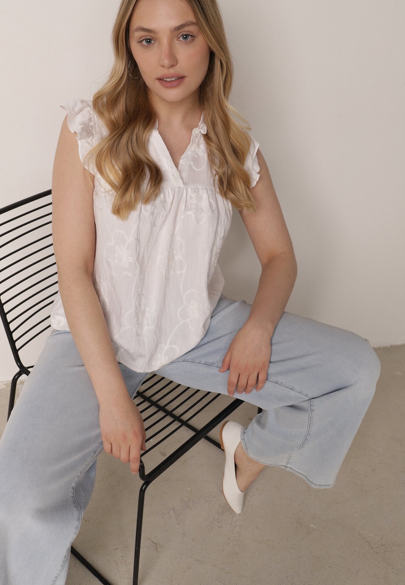 Bluză Albă de bumbac cu broderie florală și volănașe Sabrilato