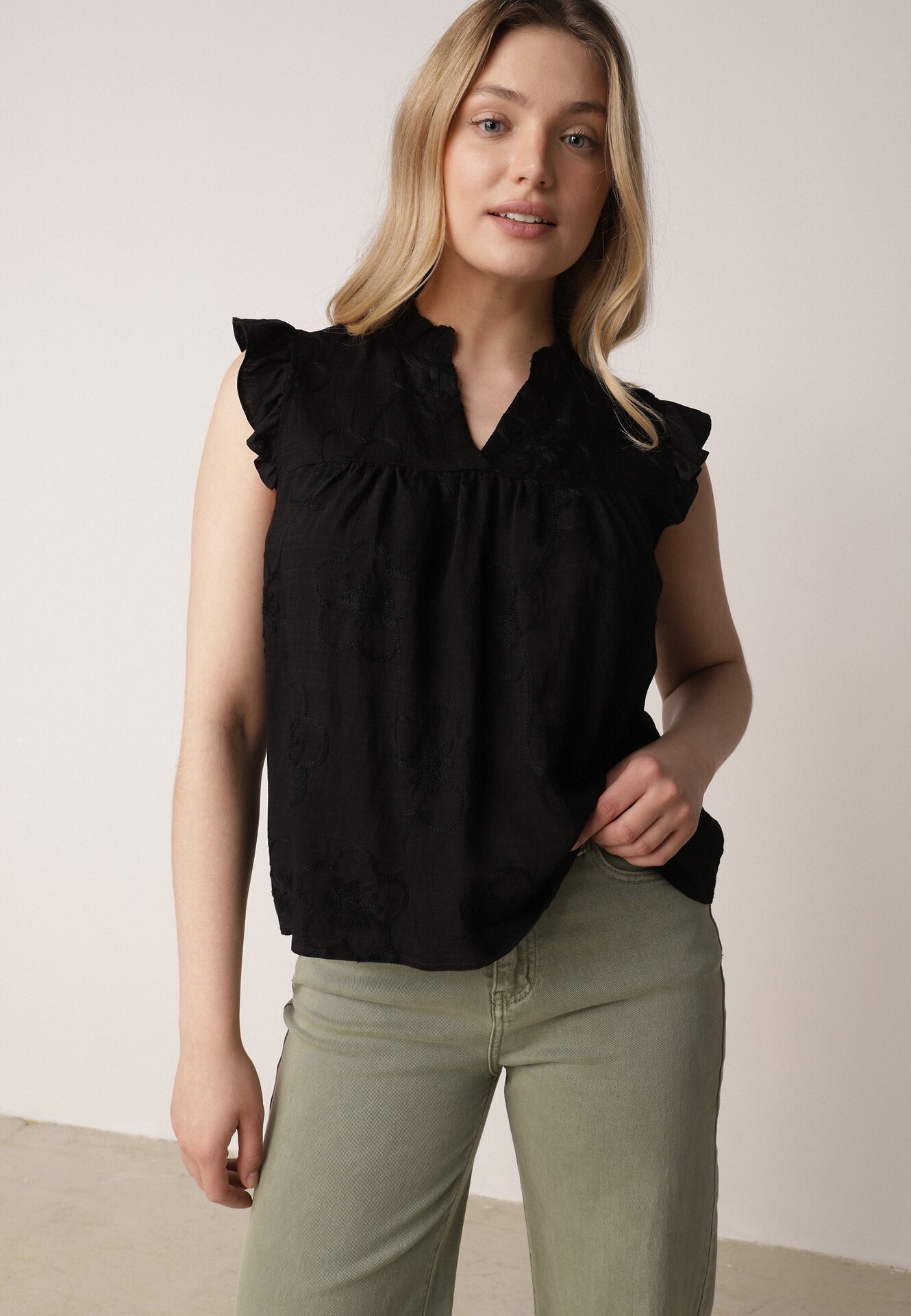 Bluză din bumbac neagră cu broderie florală și volane Sabrilato