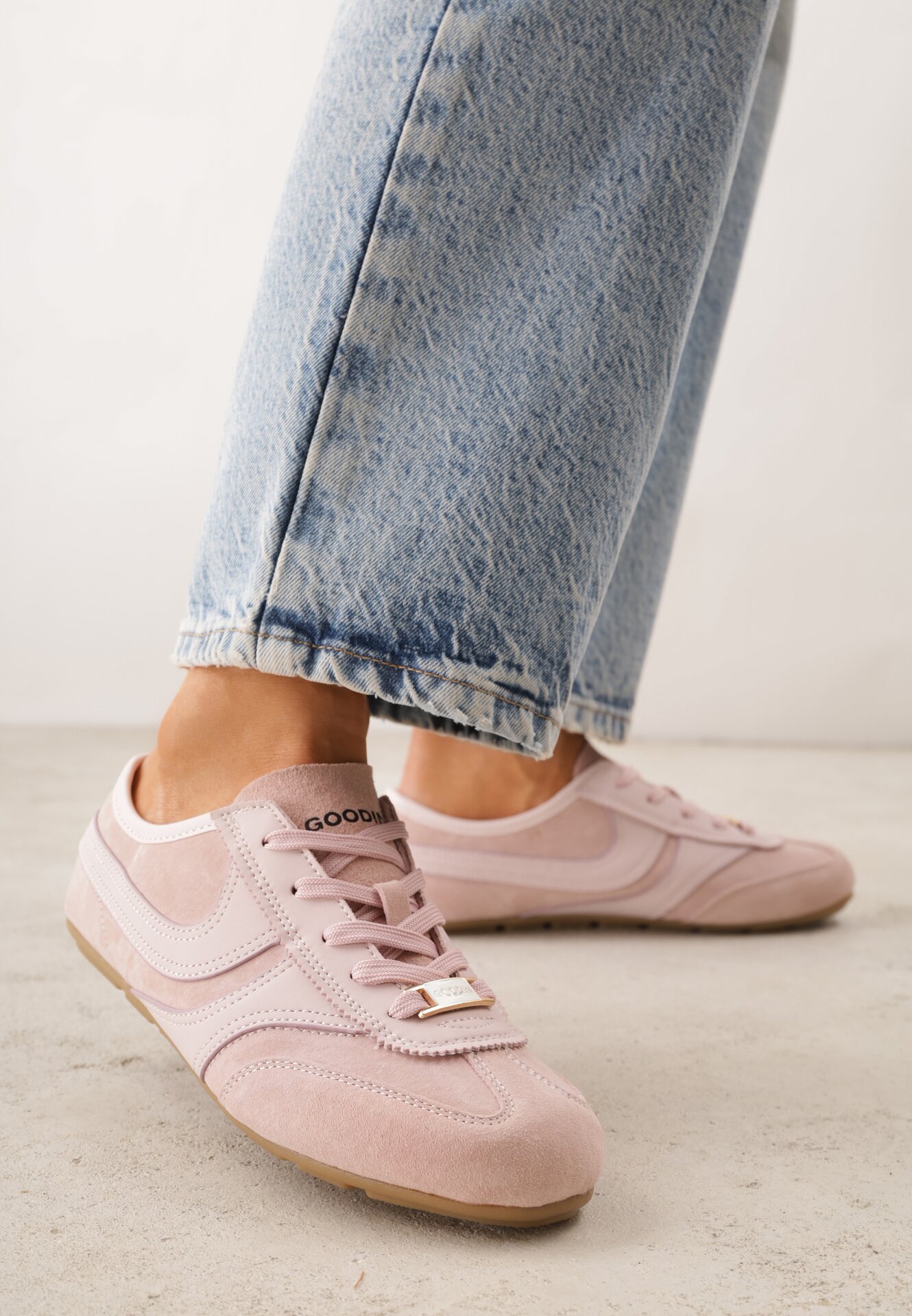 Sneakers roz din piele întoarsă în stilul adidașilor iconici Sorisana