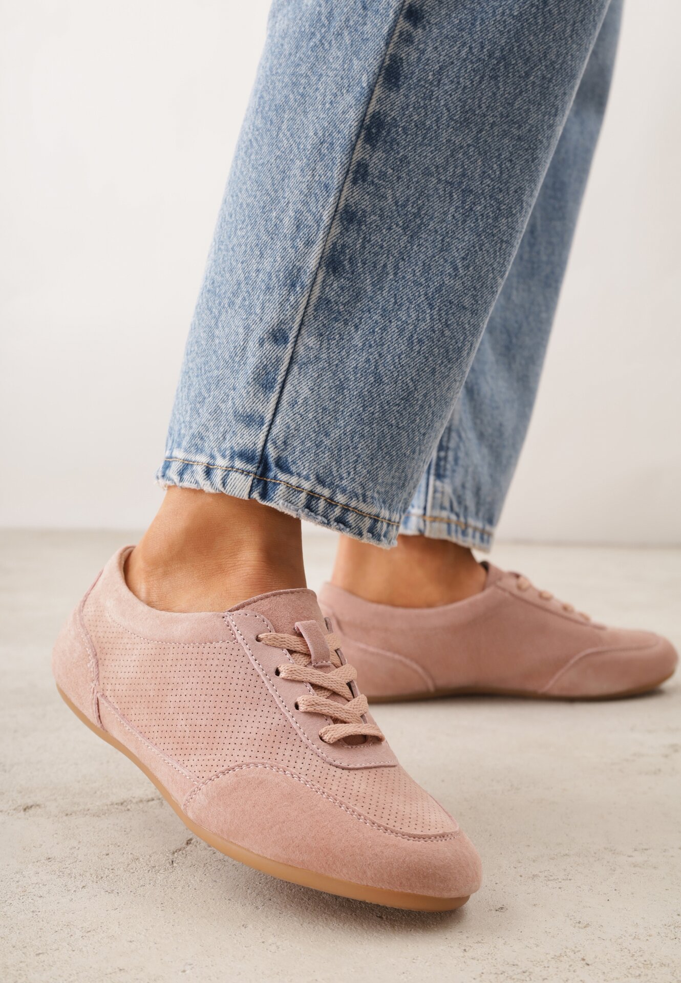 Sneakers Roz perforați din piele întoarsă naturală cu branț din piele Mezlea