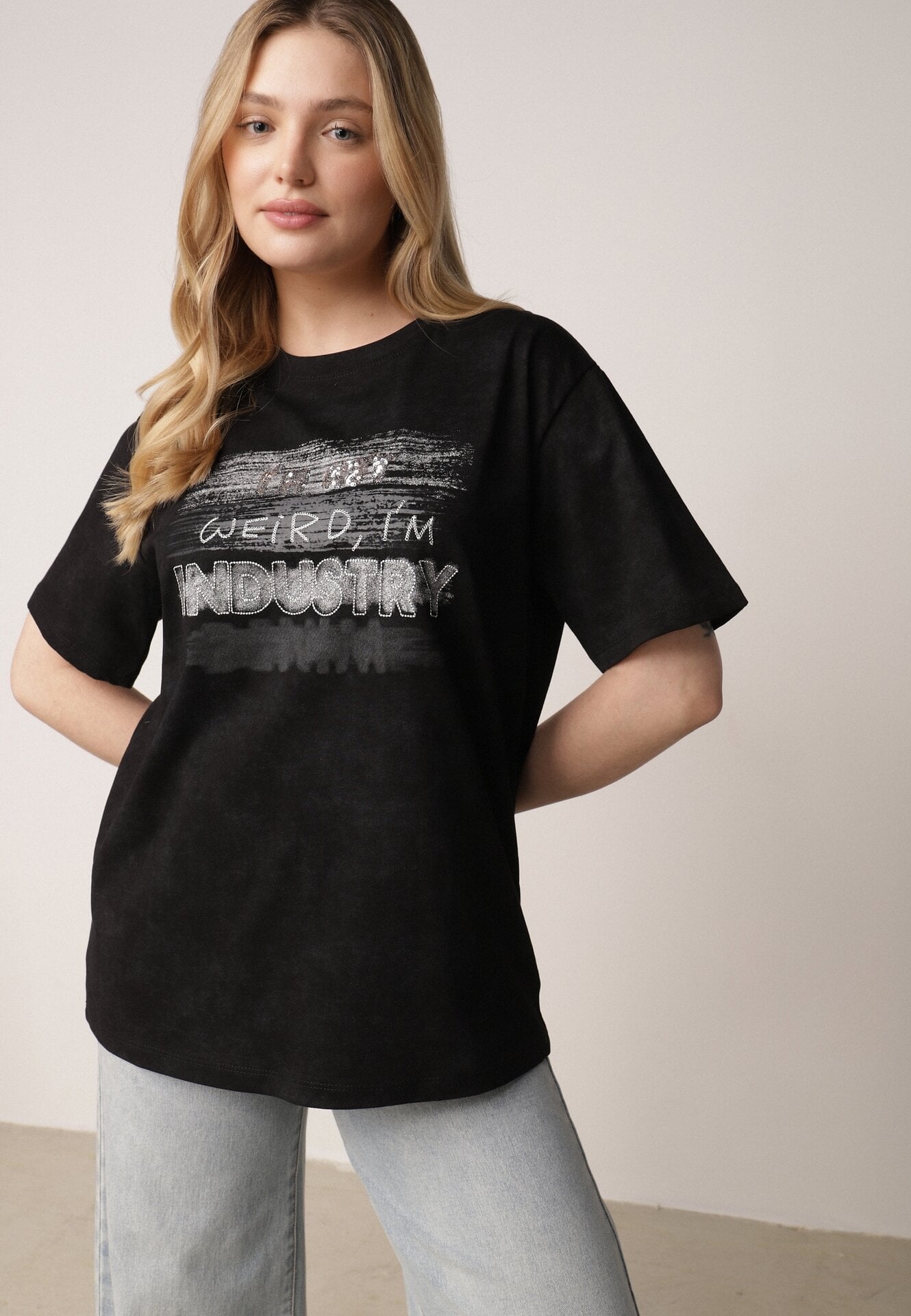Tricou Negru din Bumbac cu Croială Oversize cu Scrisul Orinvyra