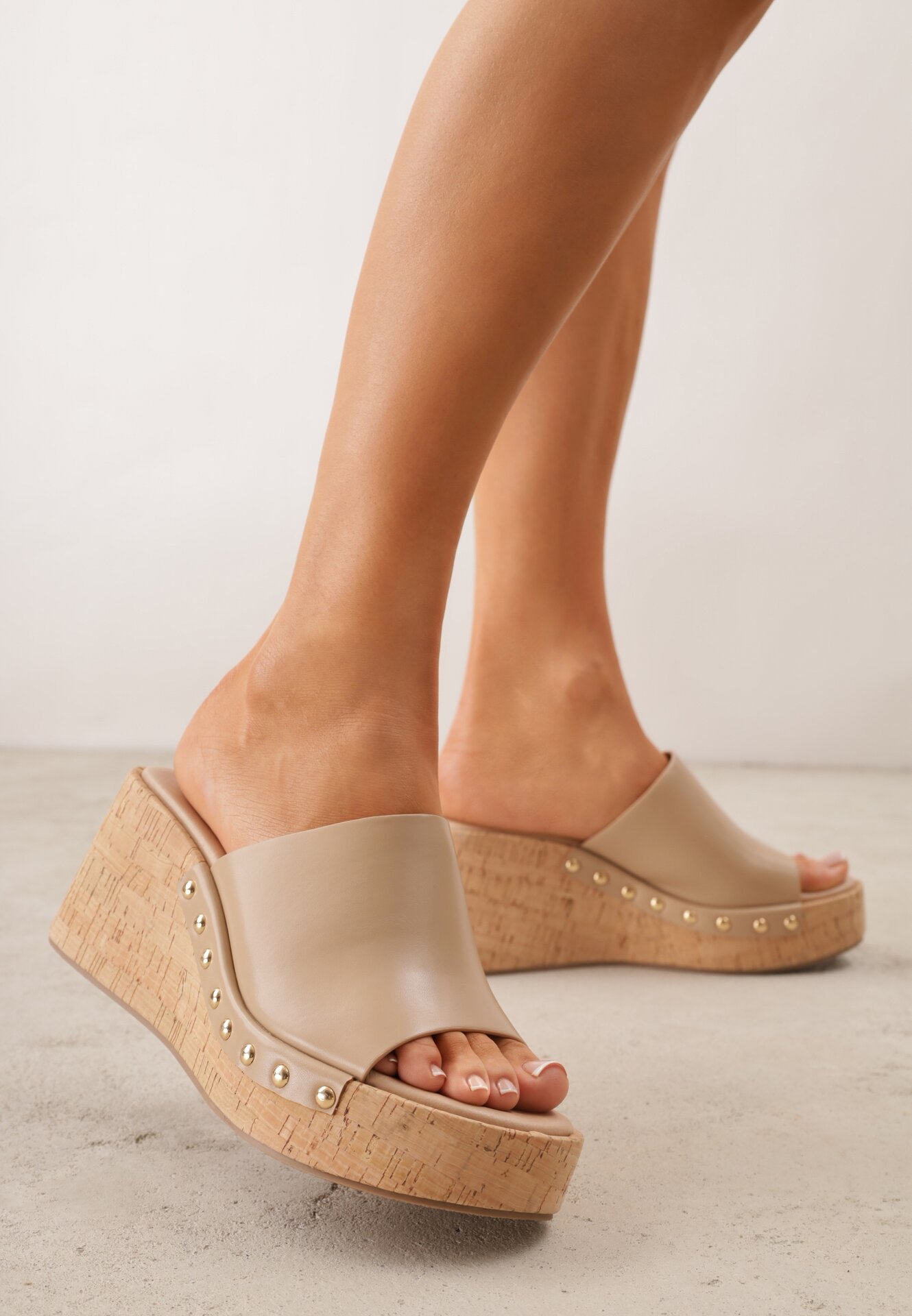 Papuci Bej cu talpă compensată și platformă de plută decorate cu nituri Fyserlienne