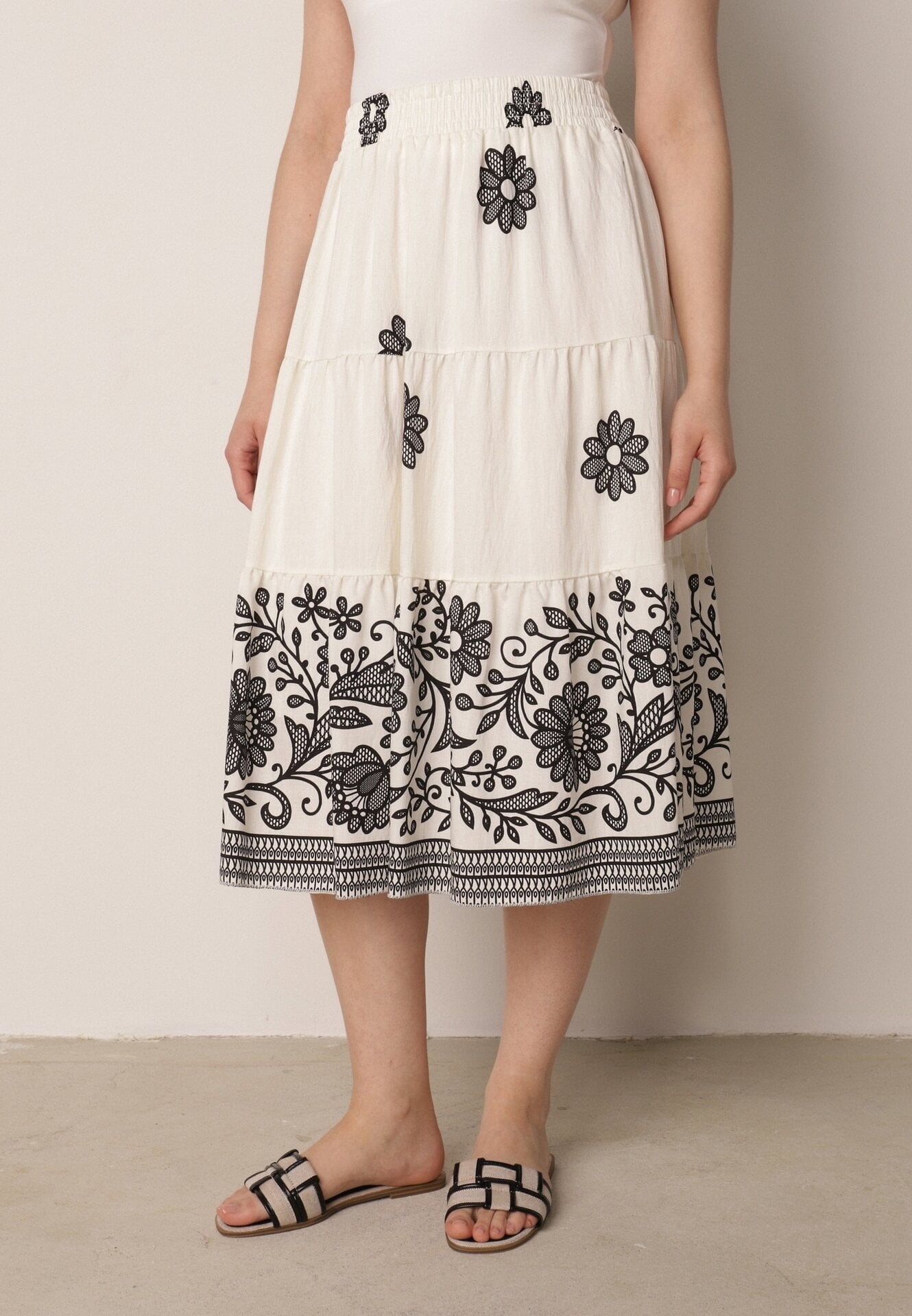 Fustă Albă cu negru
