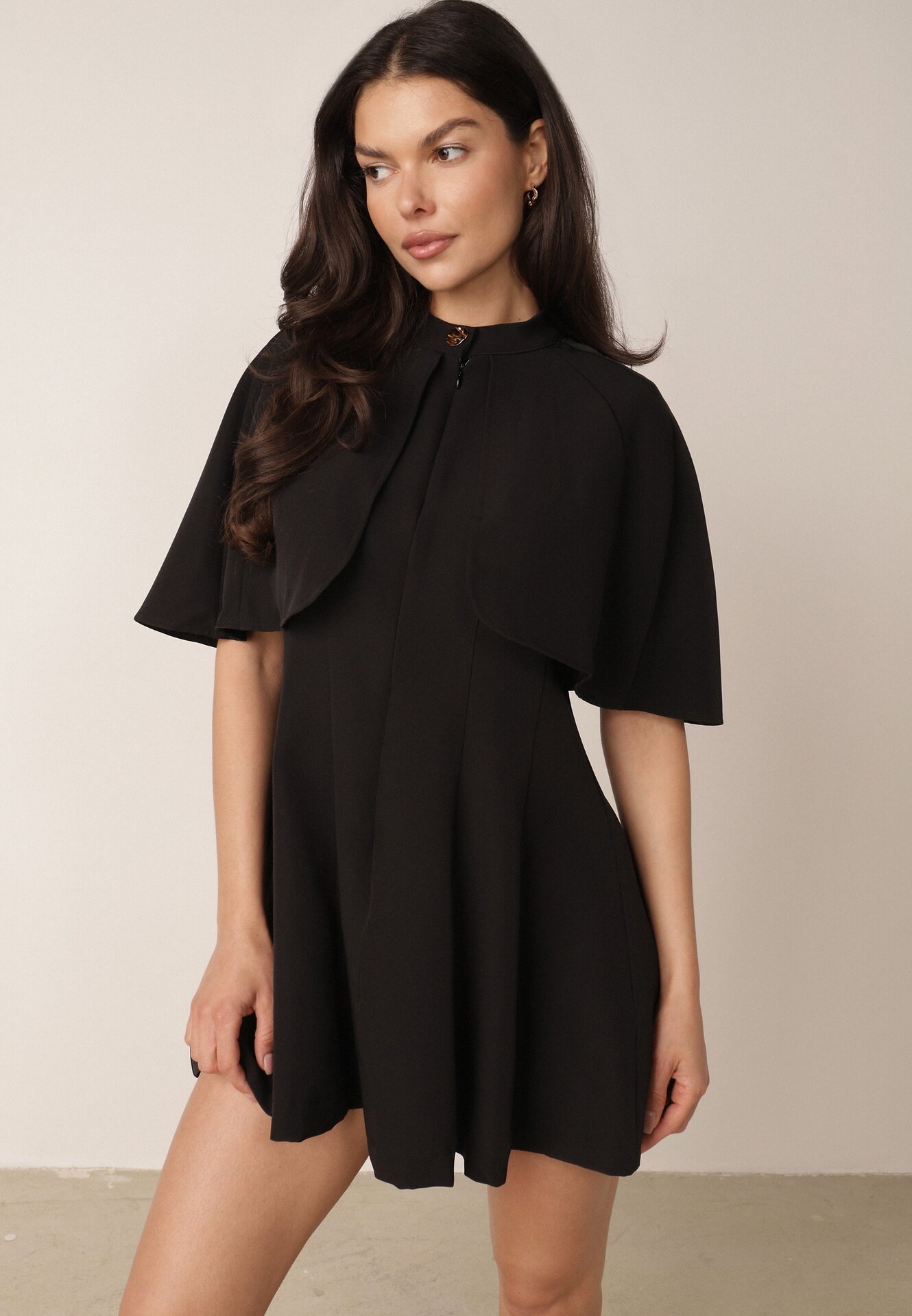 Rochie elegantă evazată cu șal imitat de pelerină Faneno Neagră