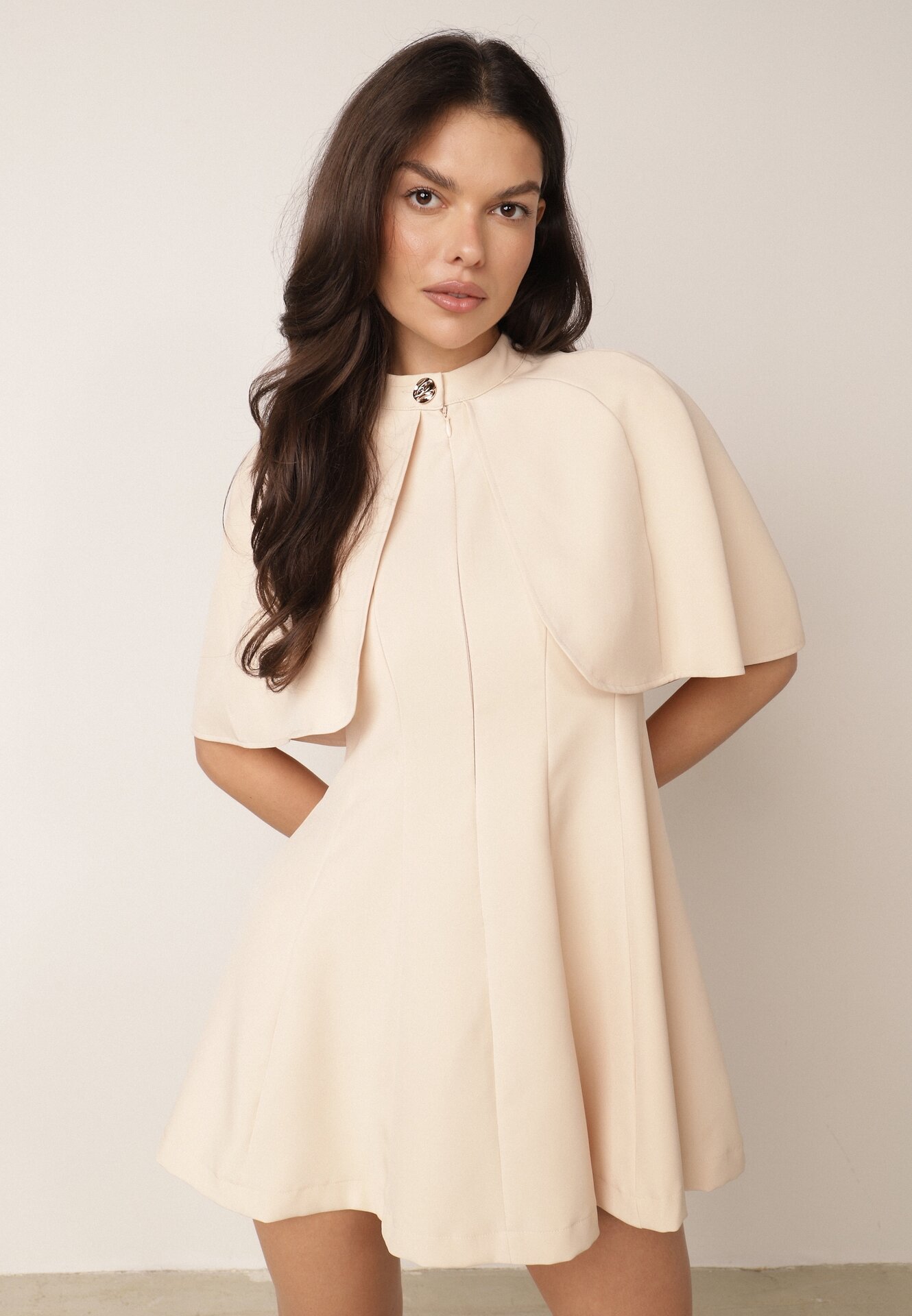 Rochie elegantă evazată cu șal imitat de pelerină Faneno Bej