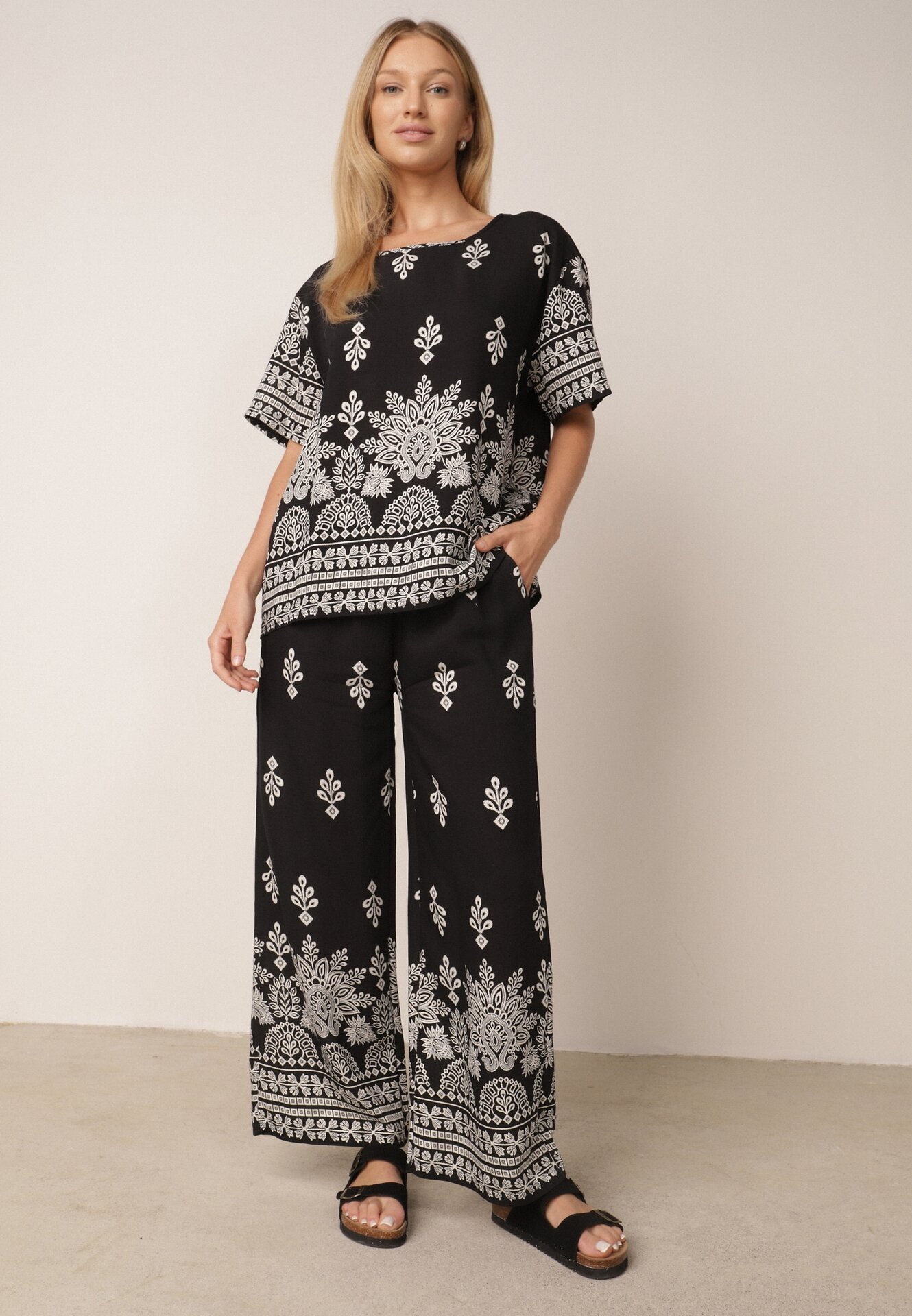 Set din viscoză cu pantaloni largi și bluză lejeră cu imprimeu paisley Thela Negru