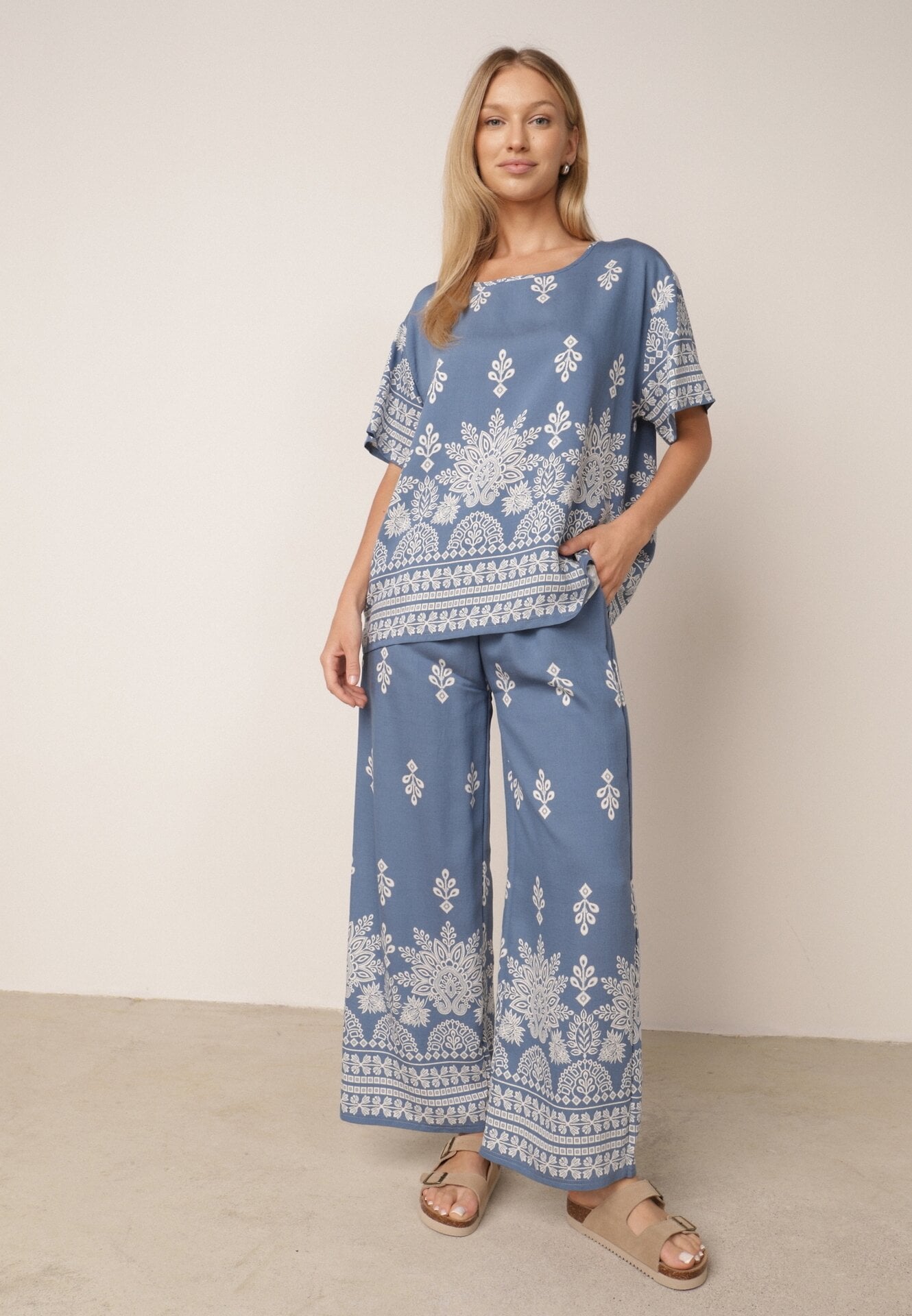 Set din viscoză cu pantaloni largi și bluză lejeră cu imprimeu paisley Thela Albastru