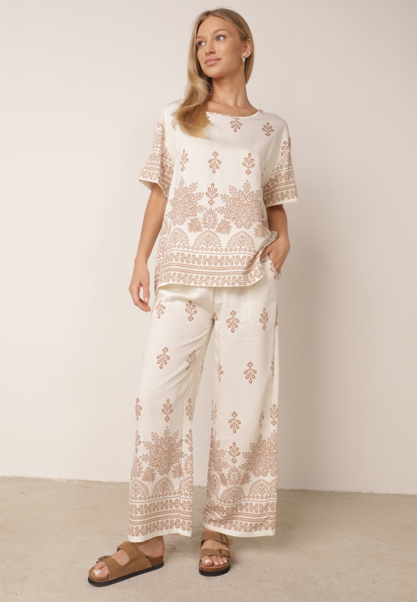 Set din viscoză cu pantaloni largi și bluză lejeră cu imprimeu paisley Thela Bej