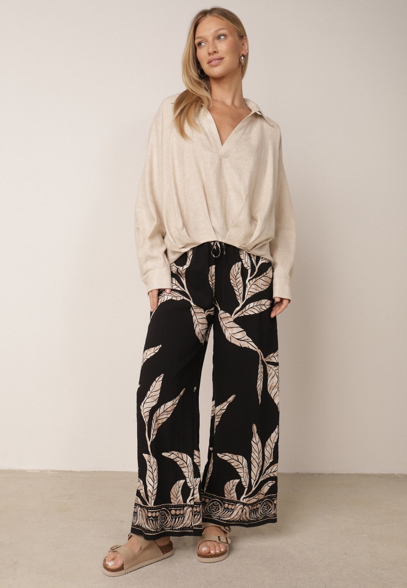 Pantaloni din viscoză largi cu motiv floral Casual Nelinore Negri