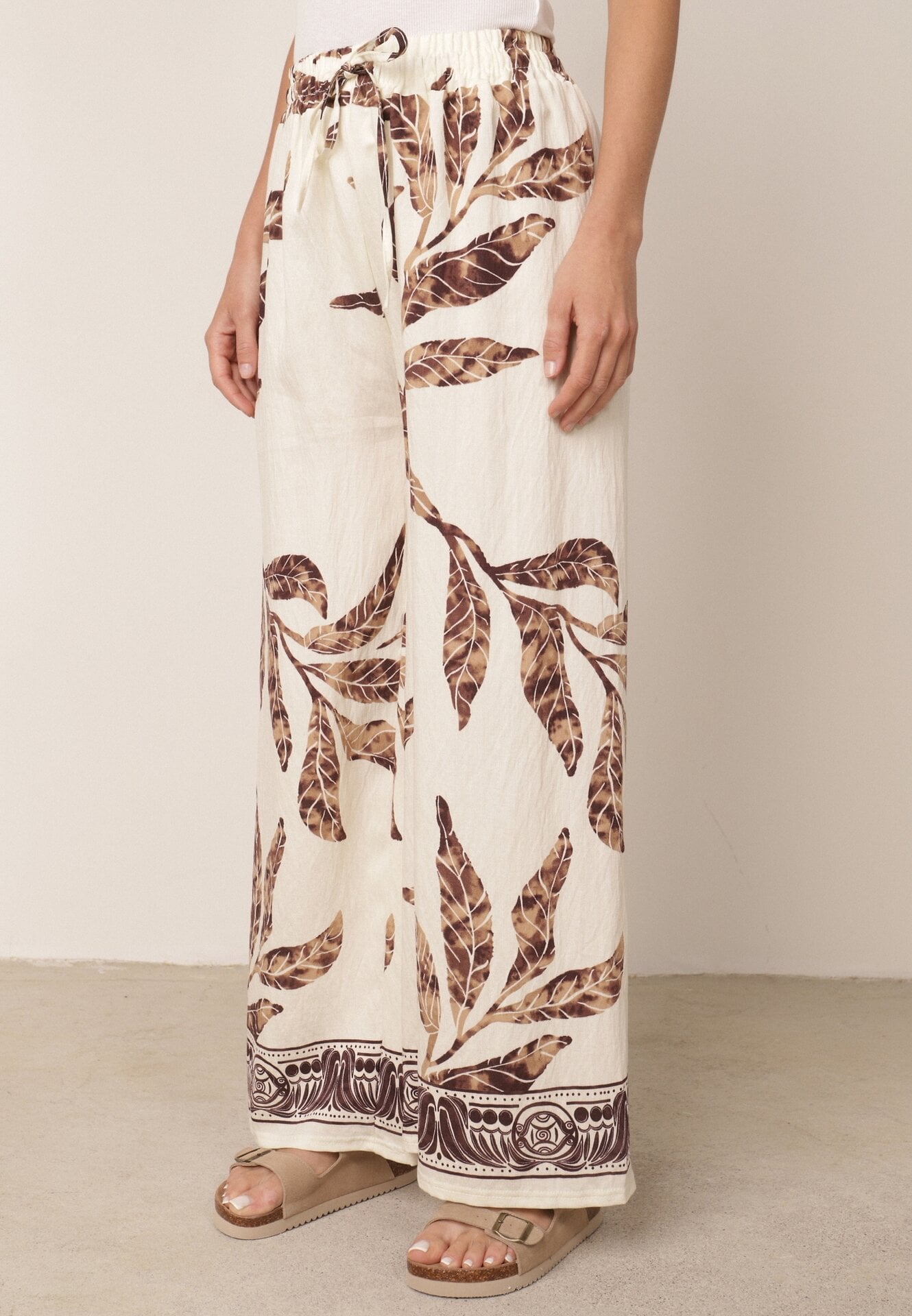 Pantaloni din viscoză largi cu motiv floral Casual Nelinore Maro