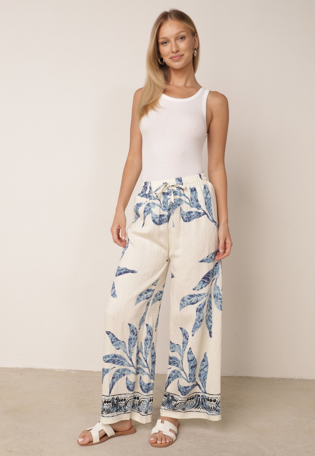 Pantaloni din viscoză largi cu motiv floral Casual Nelinore Crem cu albastru