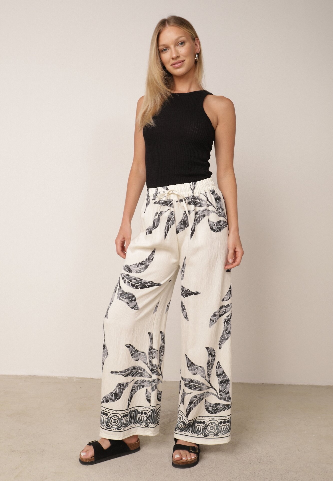 Pantaloni din viscoză largi cu motiv floral Casual Nelinore Crem cu negru