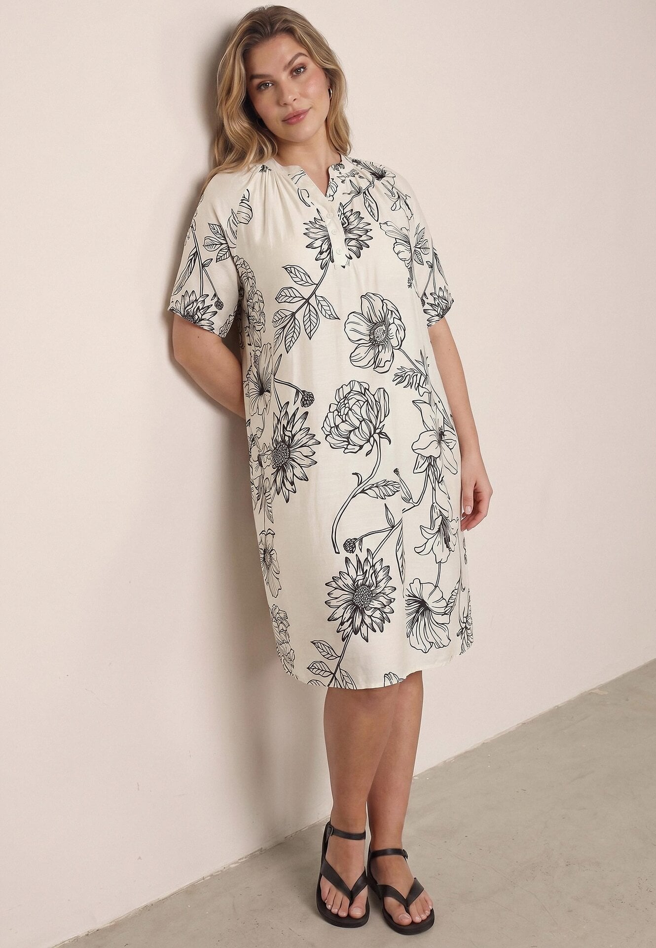 Rochie din viscoză cu croială boxy și imprimeu floral Reninca Neagră cu alb