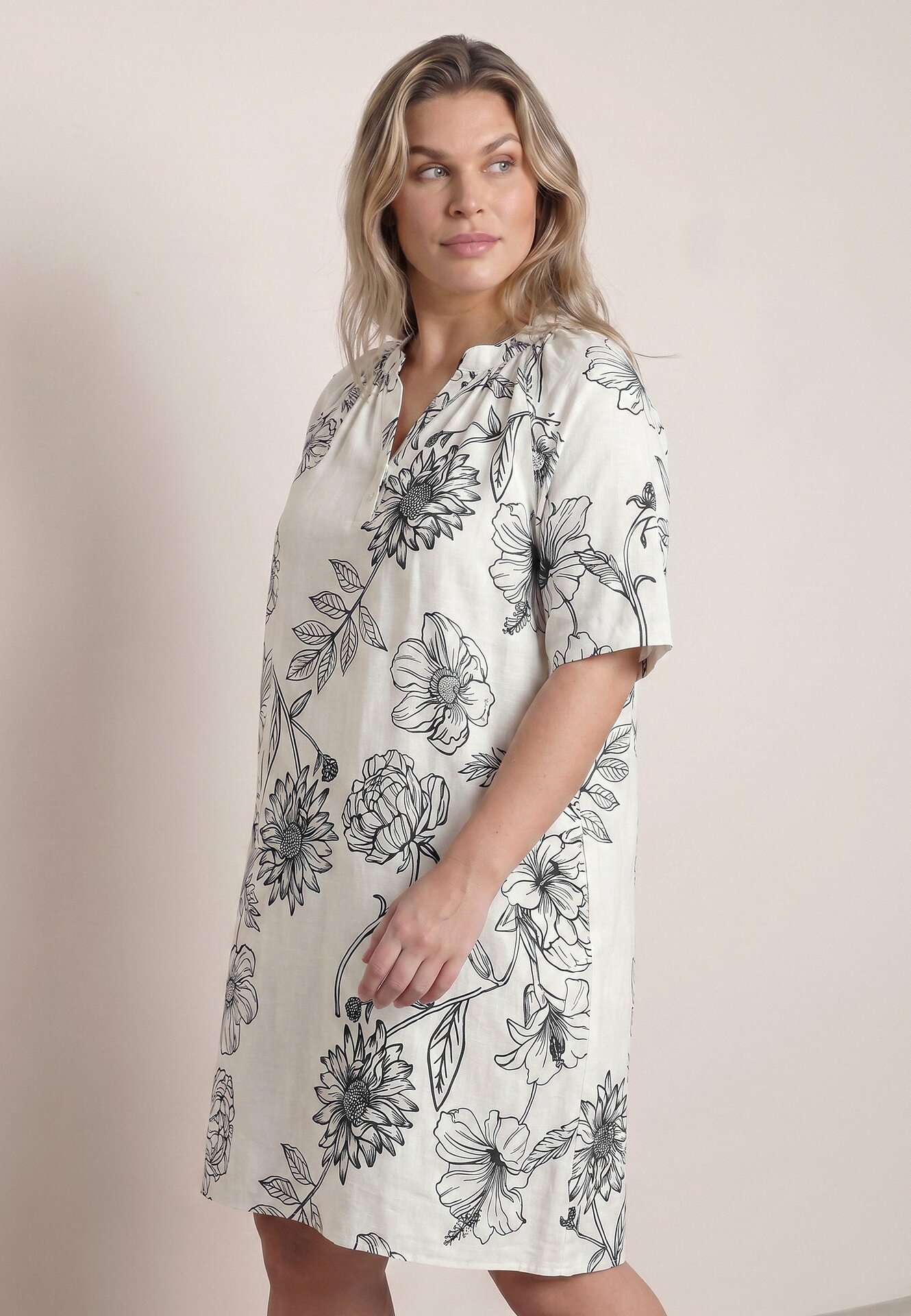 Rochie din viscoză cu croială boxy și imprimeu floral Reninca Bleumarin cu alb