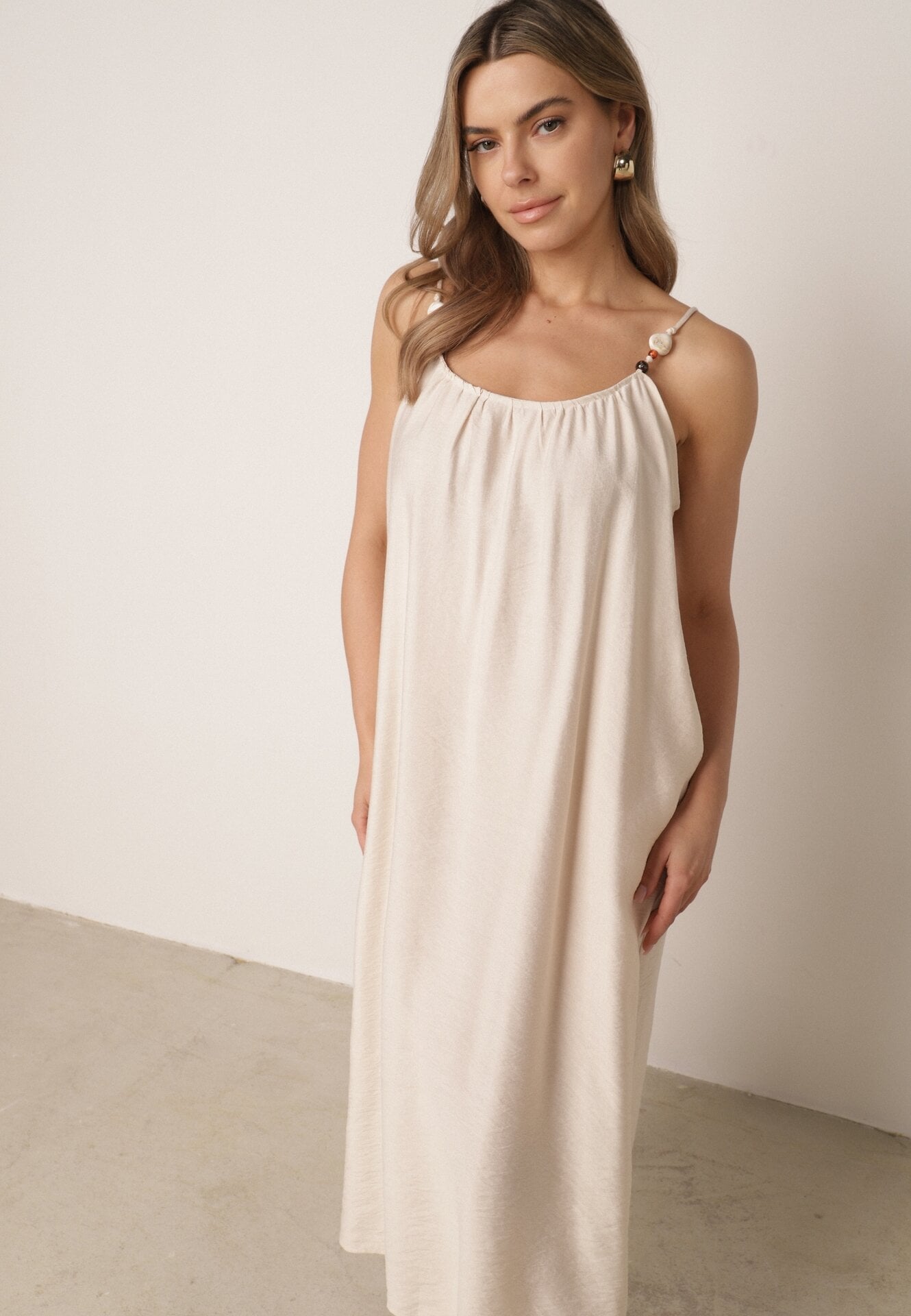 Rochie boho boxy din vâscoză, pe bretele, cu mărgele decorative Erane Bej