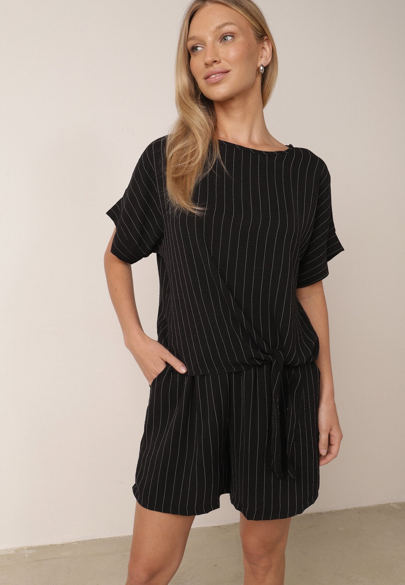 Compleu de vară în dungi bogat în vâscoză, bluză cu tip cravată și pantaloni scurți Mazhola Negru