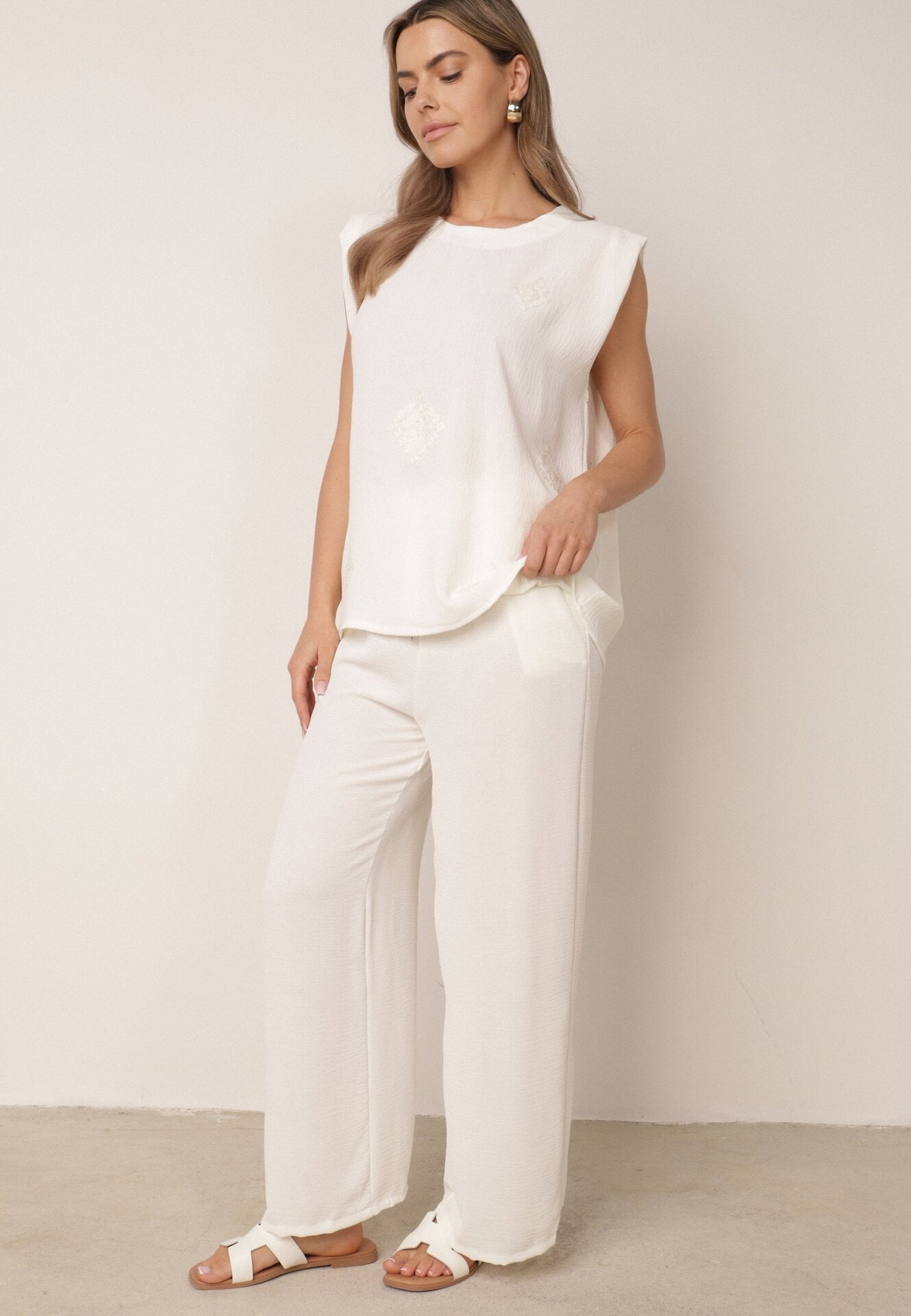 Set de vară bogat în vâscoză, bluză oversize cu broderie și pantaloni Abis Alb