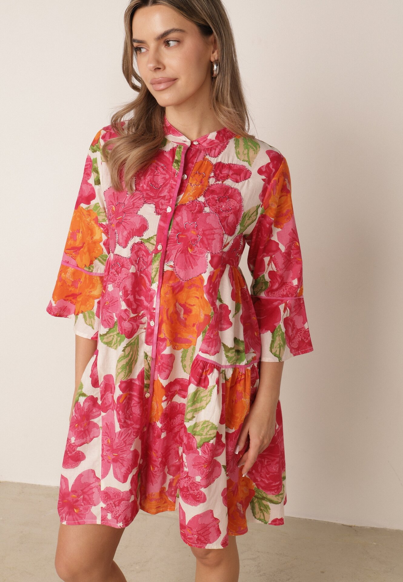 Rochie-cămașă din bumbac cu imprimeu floral, decorată cu mărgele – Astotea Roz