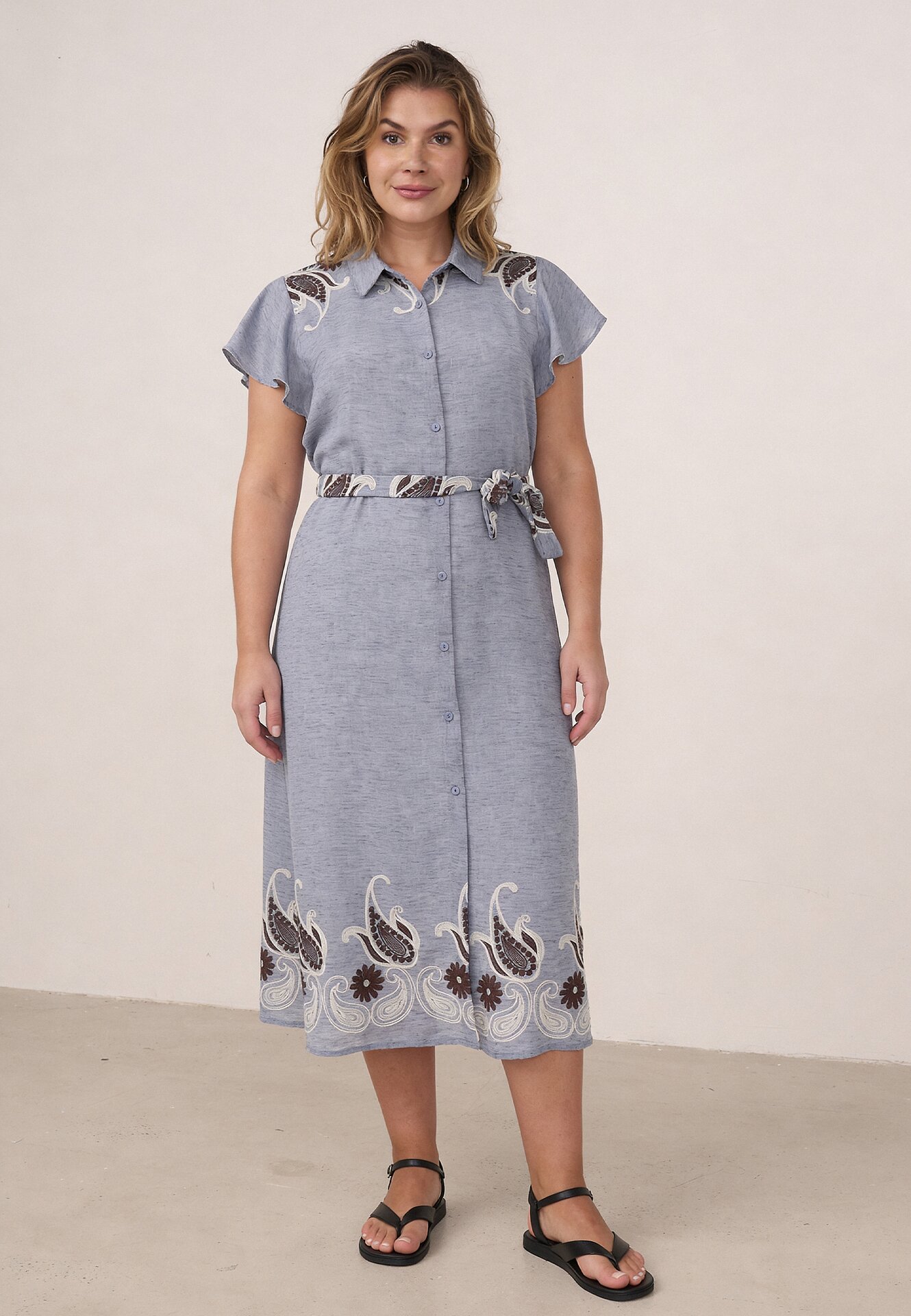 Rochie cămașă evazată din vâscoză cu broderie și curea tip cravată Adellis Albastră