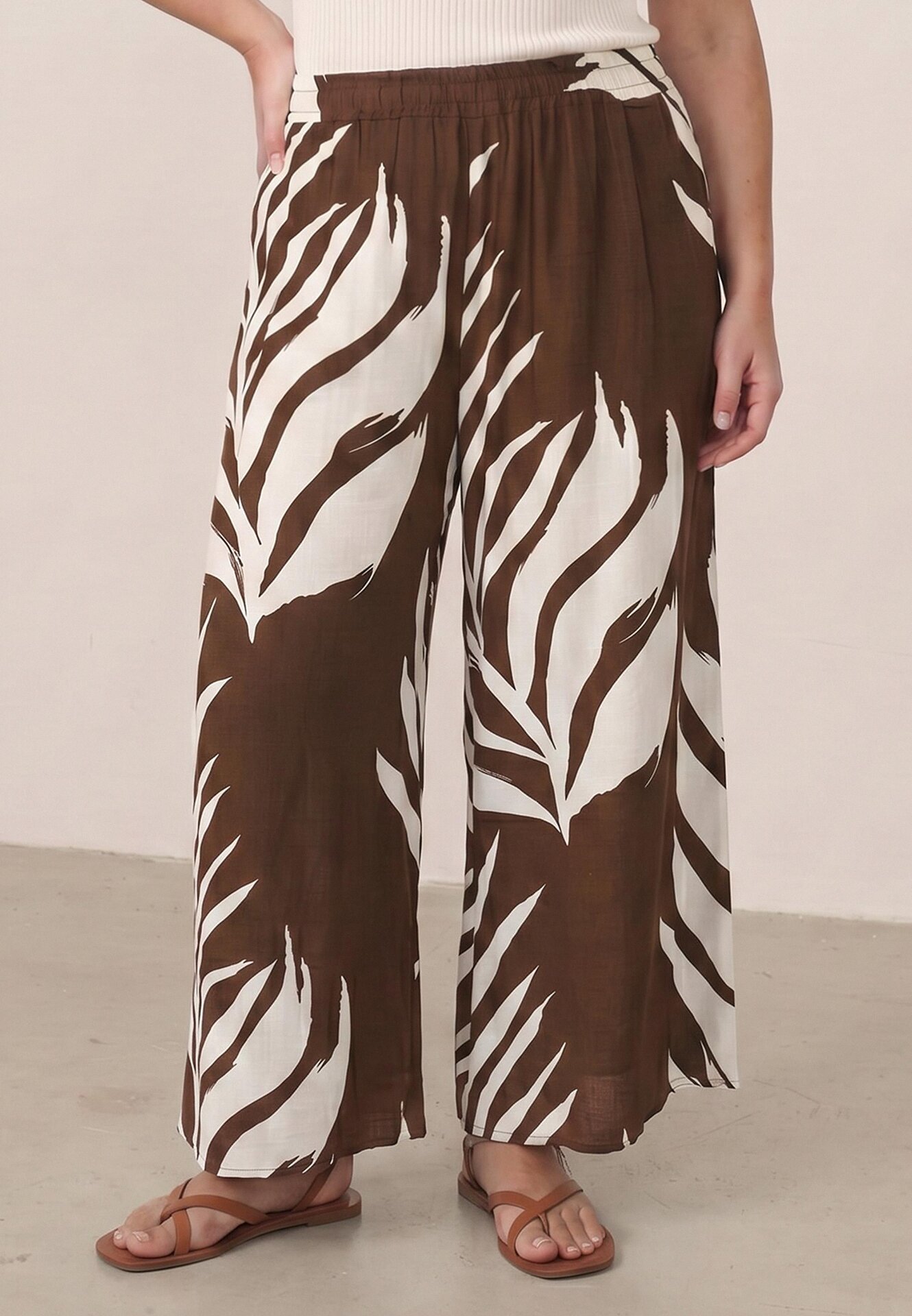 Pantaloni casual din viscoză, croi culottes, cu imprimeu vegetal Aliope Maro