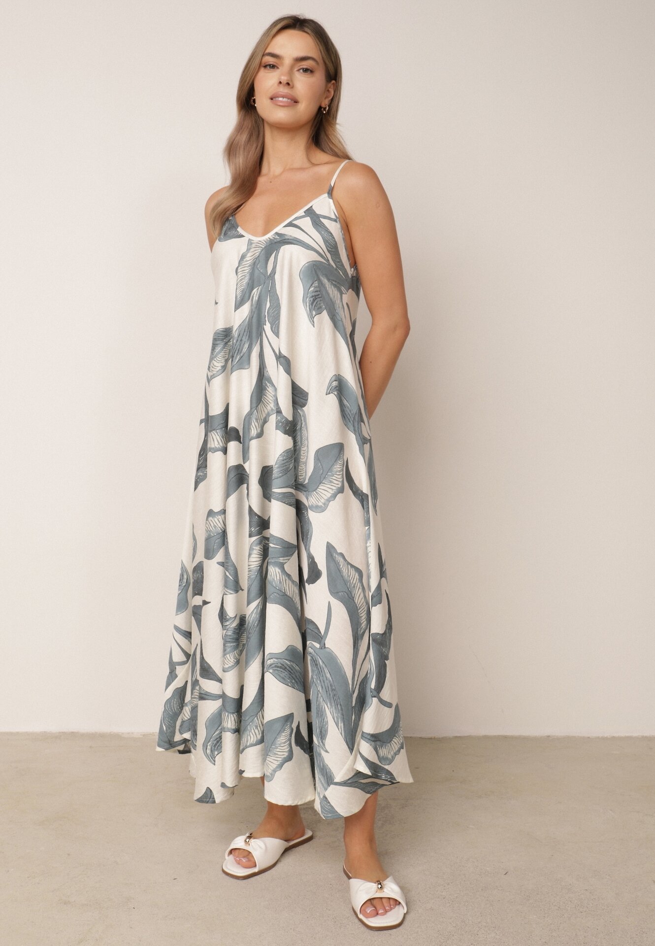 Rochie evazată din vâscoză cu bretele, cu model vegetal Yorenne Albastră