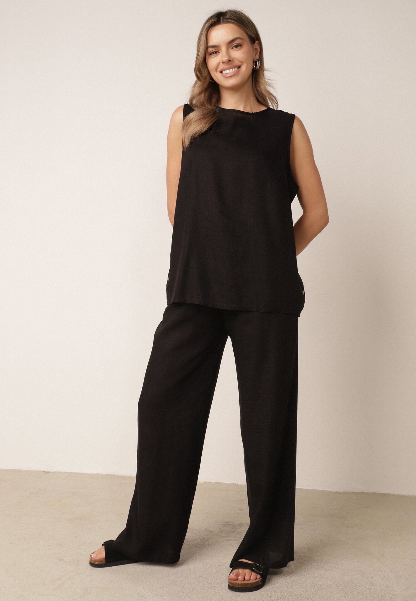 Set minimalist din vâscoză și in, bluză fără mâneci și pantaloni Lareia Negru