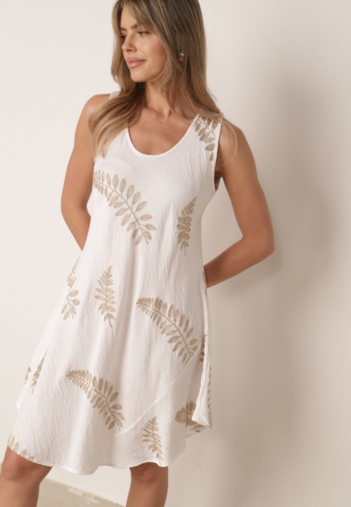 Rochie de vară evazată din vâscoză, decorată cu broderie metalică Kallinea Albă