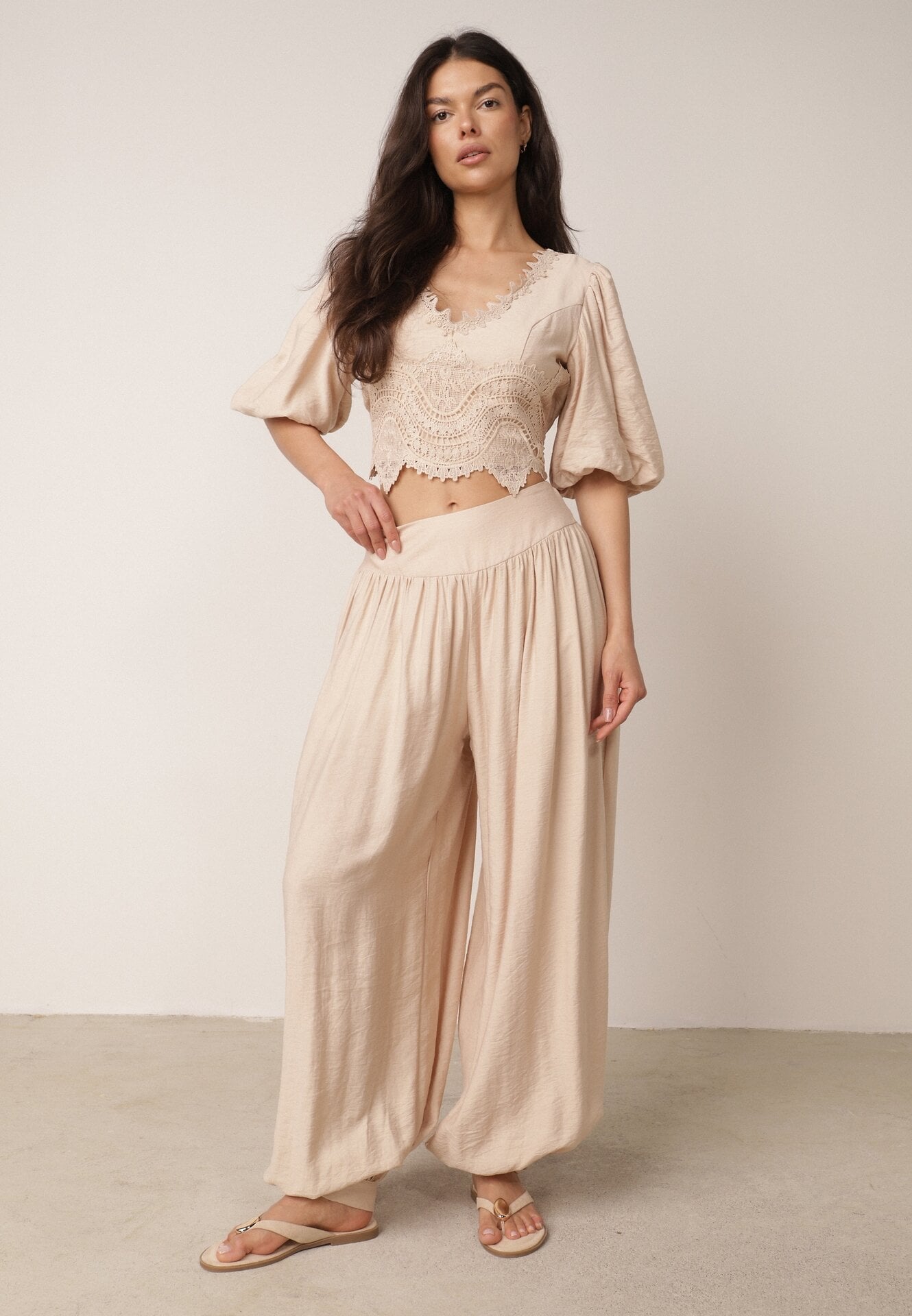 Set boho de vară din vâscoză: bluză cu dantelă și pantaloni cu manșete Enatea Bej