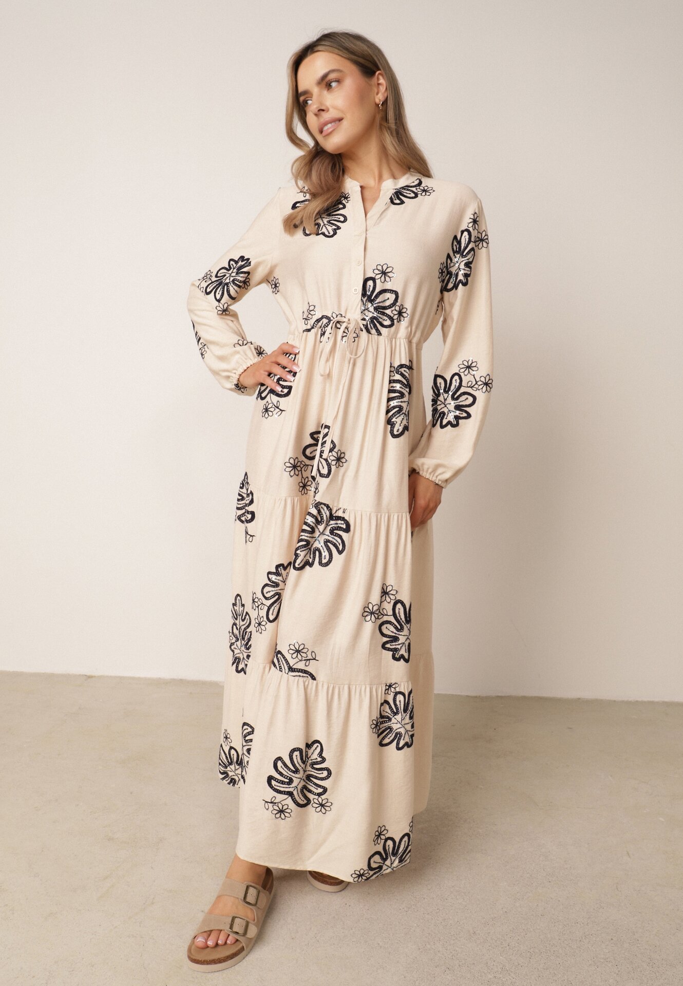 Rochie cu motiv floral brodată, cu șnur în talie, decorată cu paiete Callochis Bej