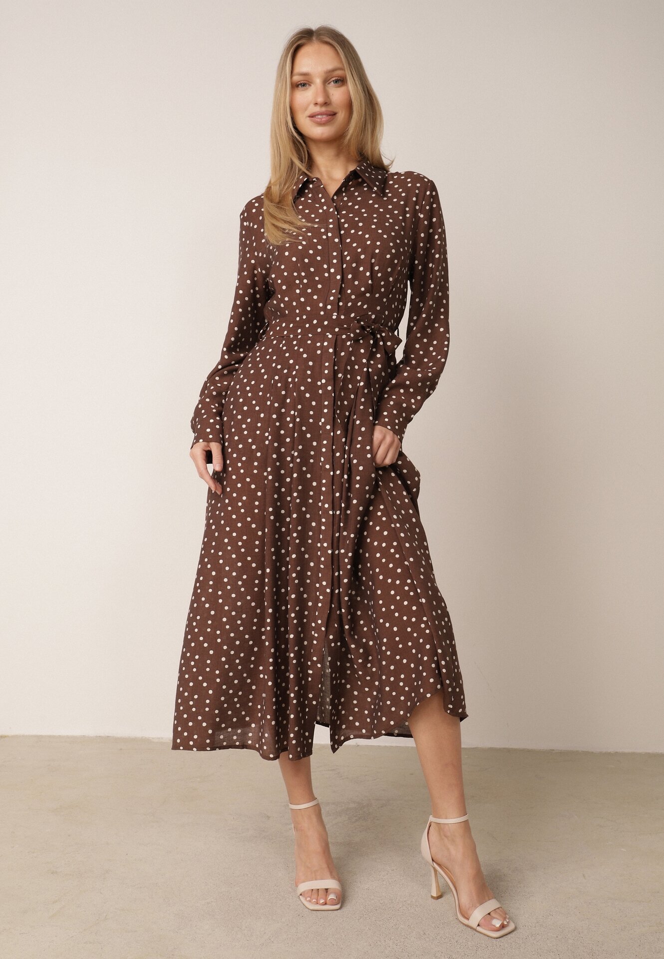 Rochie casual din vâscoză cu buline, cu accentuare în talie prin centură și buzunărașe Monousa Maro