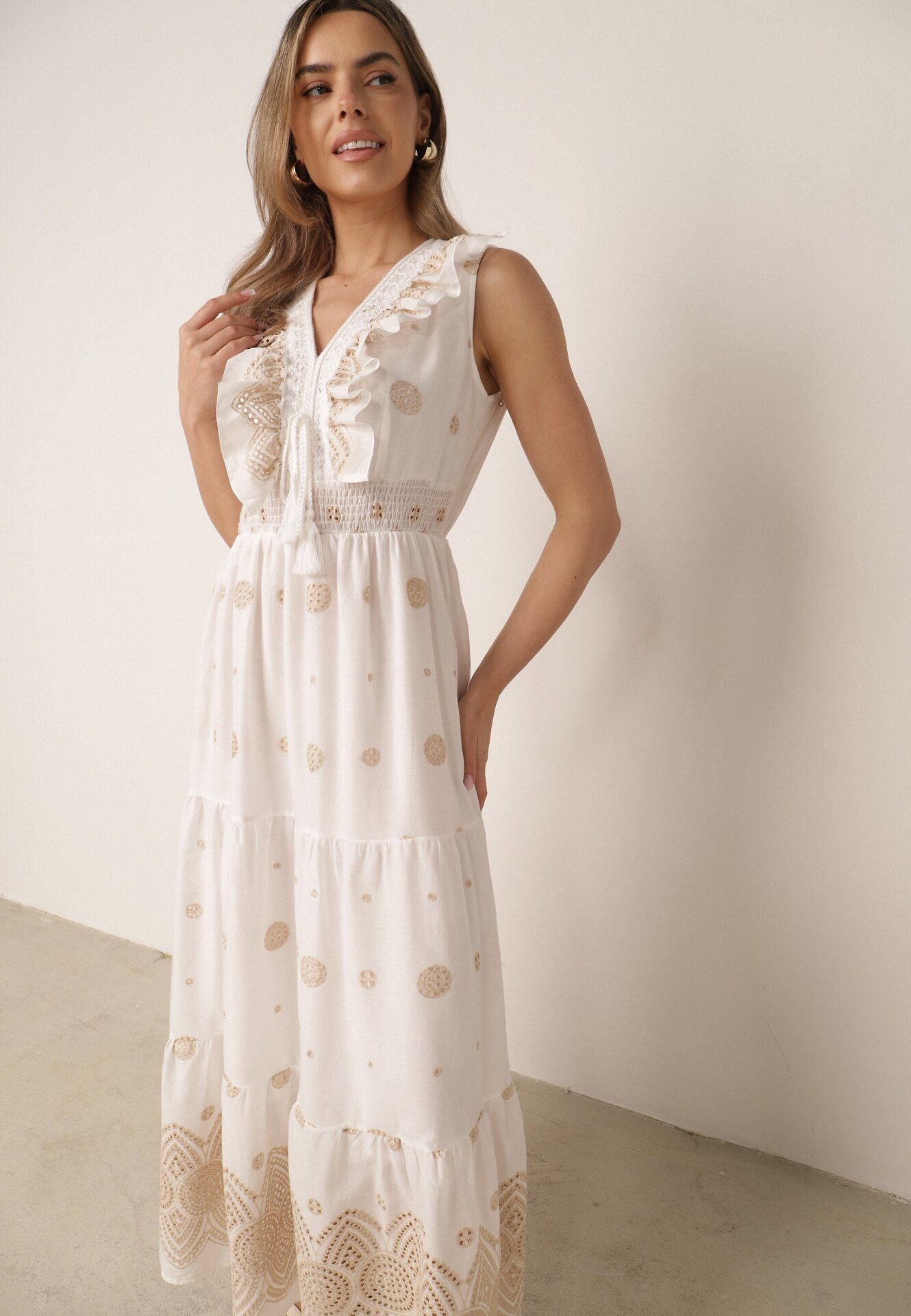 Rochie rustică din bumbac, decorată cu broderii și volane Eudarpia Bej