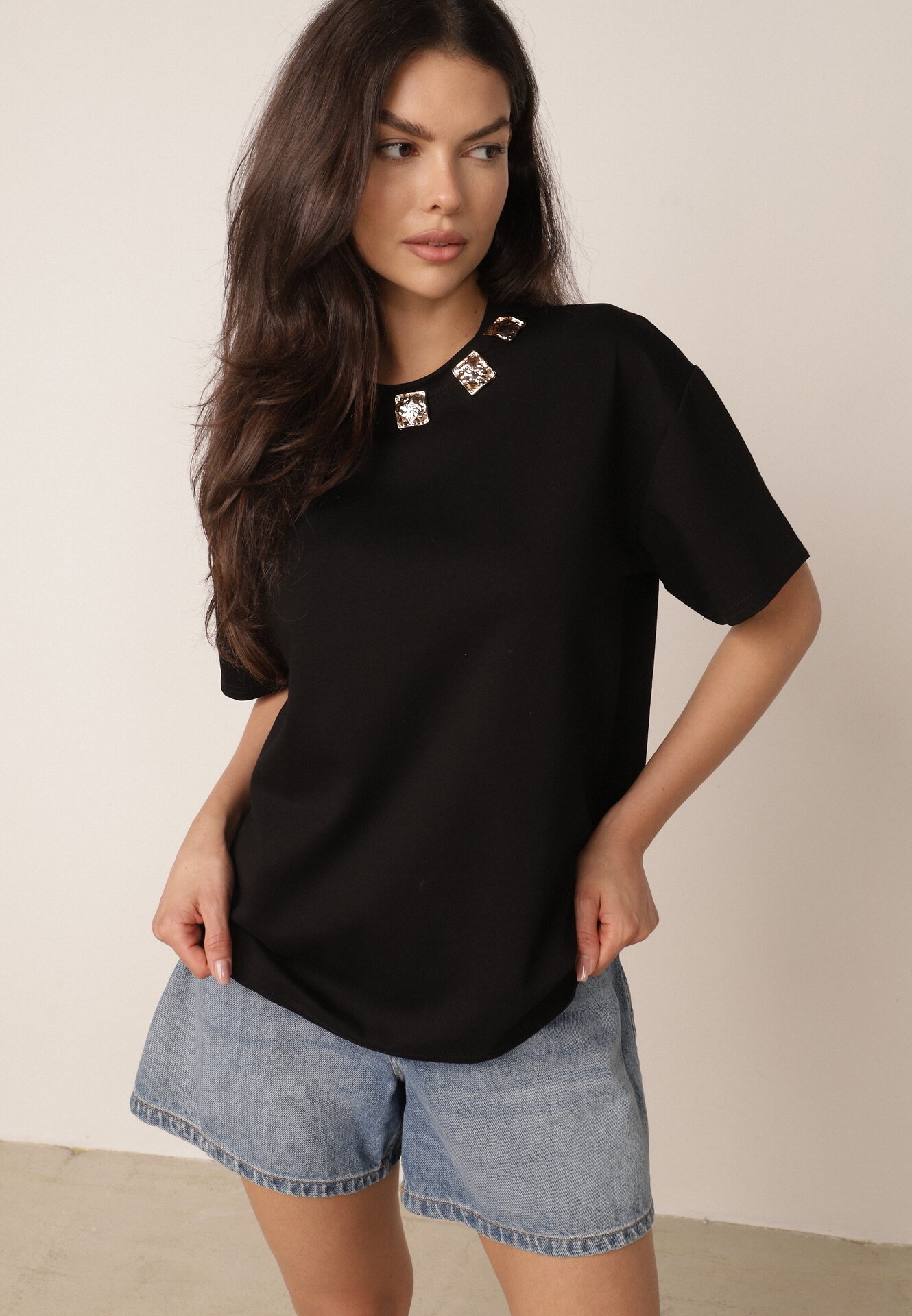 T-shirt oversize din bumbac cu aplicații bijuterii la decolteu Tesana Negru