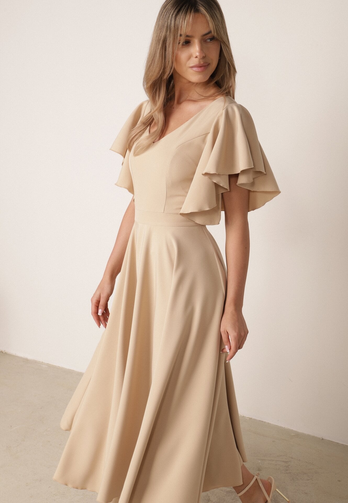 Rochie de seară cu croială evazată și volane în loc de mâneci Ghala Bej